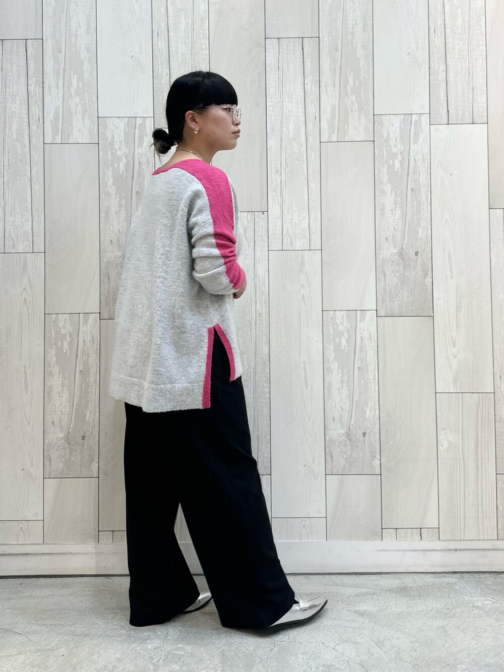 ブラック系のスラックス、シルバー系のローファー、グレー系のニット/セーターを着用したレディースの冬コーディネートの4枚目の写真