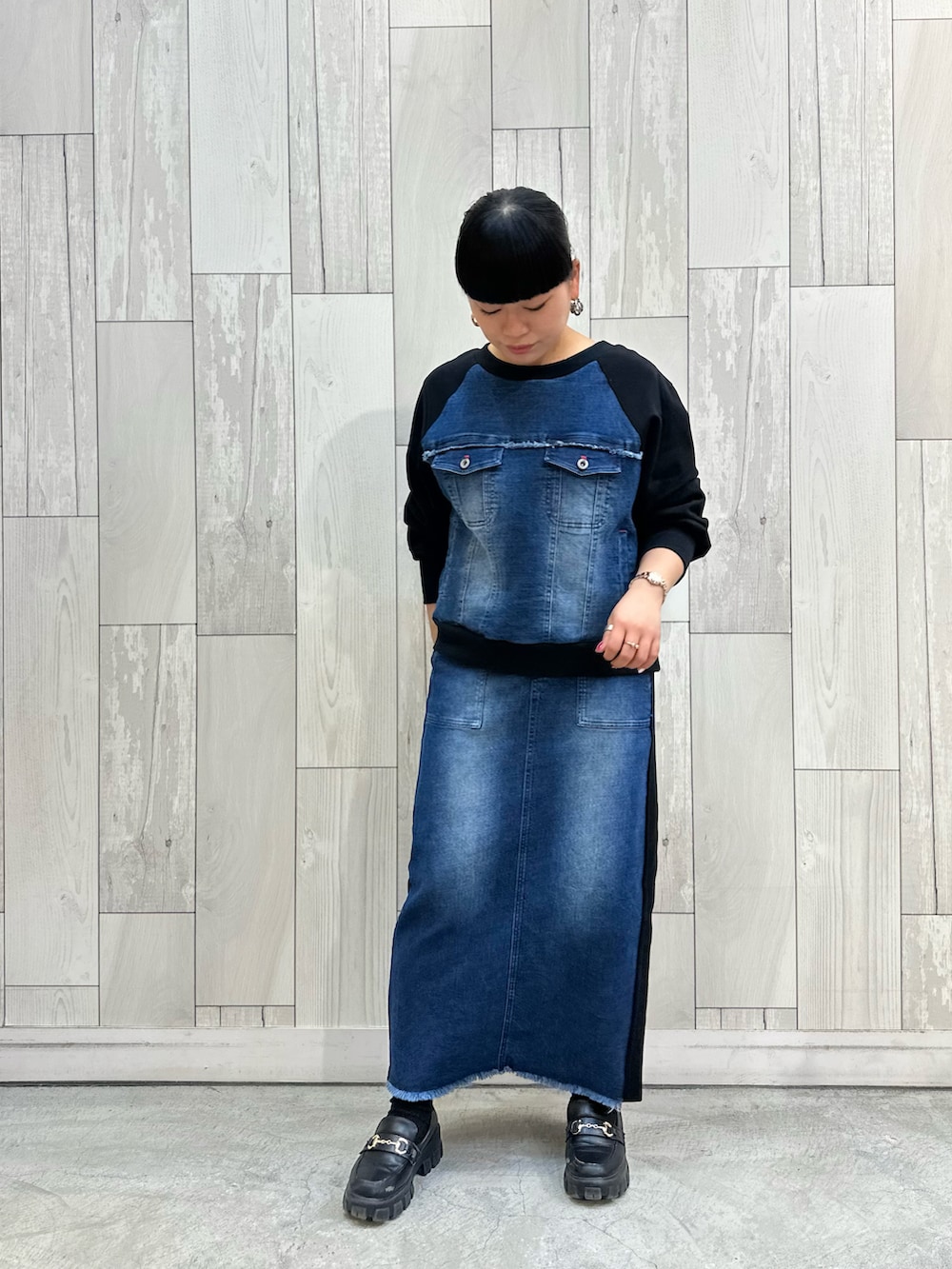 ブルー系のスウェット、ブルー系のスカートを着用したレディースの冬コーディネートの2枚目の写真