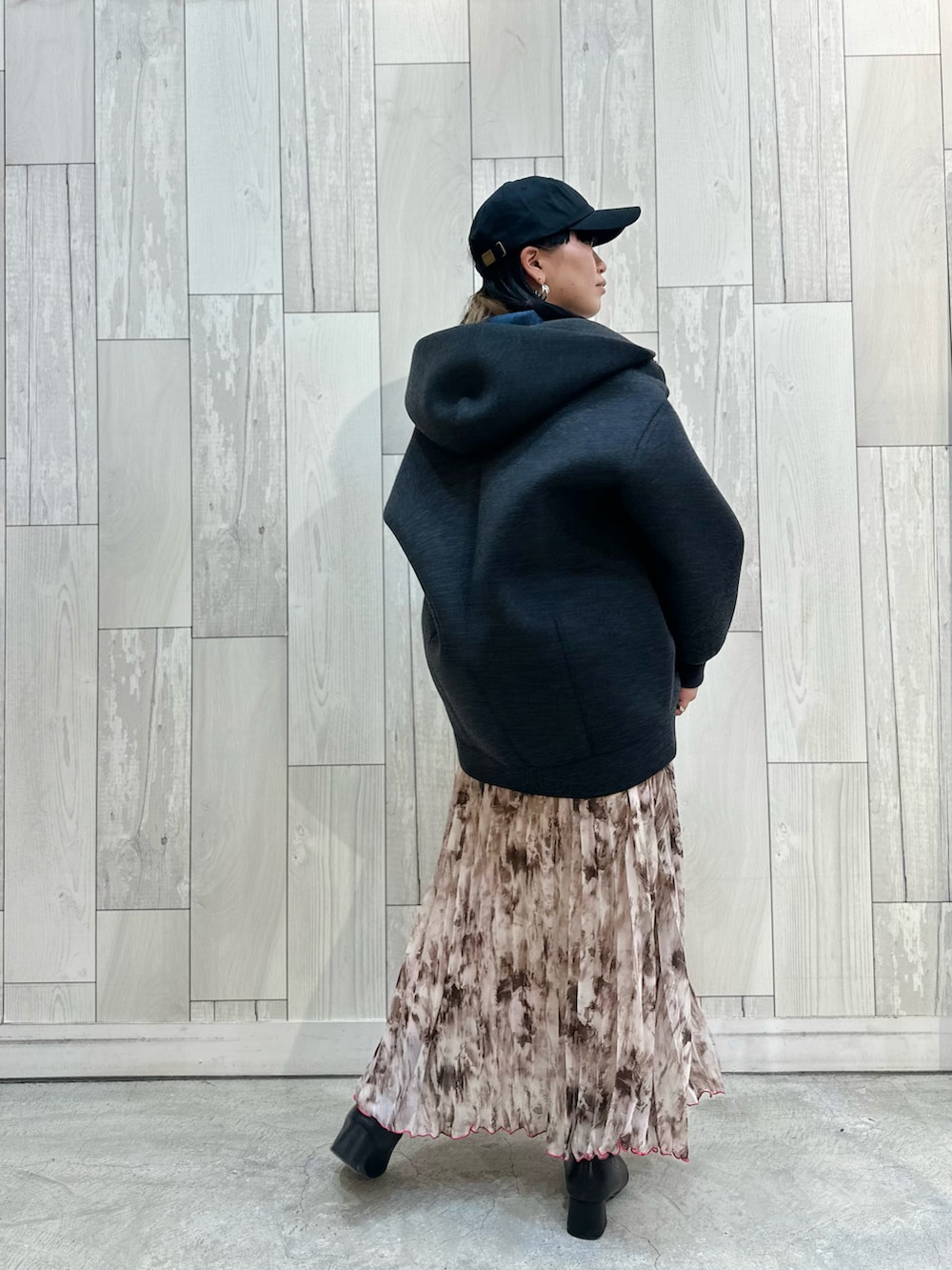 ベージュ系のスカート、ブルー系のシャツ/ブラウス、ブラック系のキャップを着用したレディースの冬コーディネートの3枚目の写真