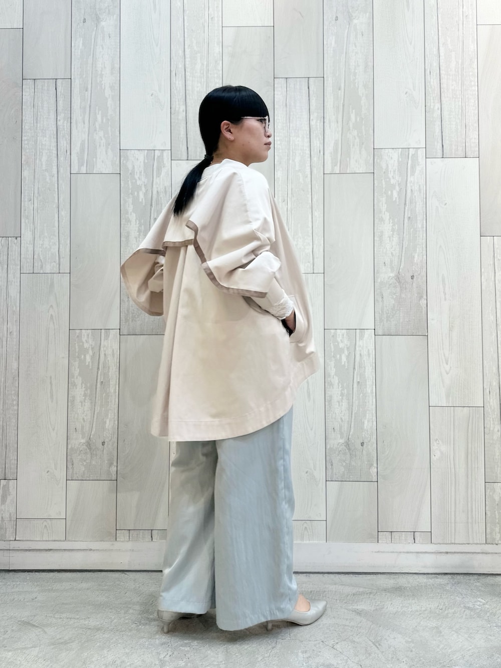 ベージュ系のブルゾン、ブルー系のサロペット/オーバーオールを着用したレディースの冬コーディネートの2枚目の写真