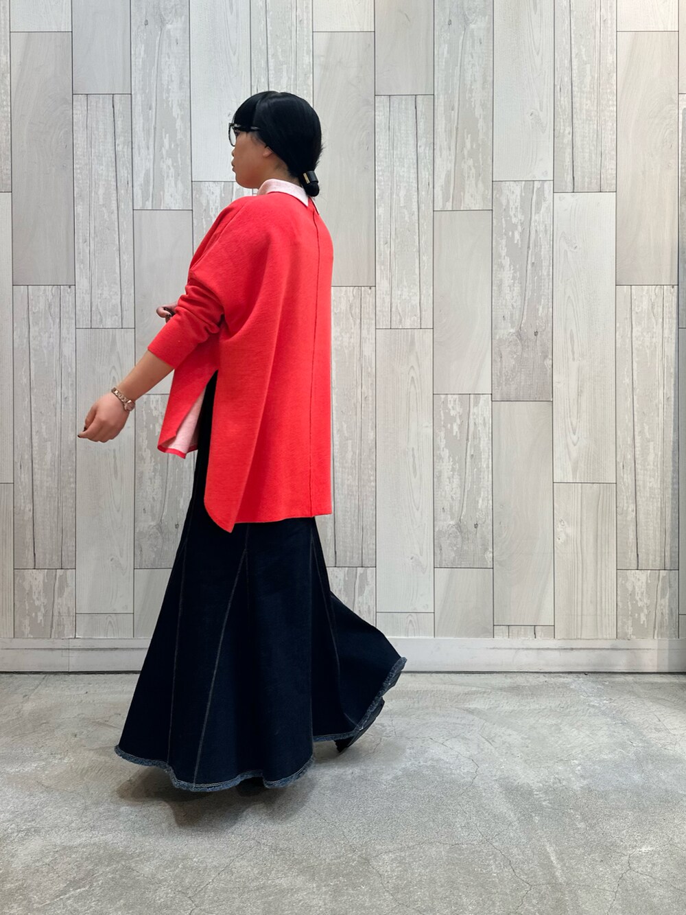 ブルー系のデニムスカート、ホワイト系のブーツ、ベージュ系のトートバッグを着用したレディースの秋コーディネートの5枚目の写真