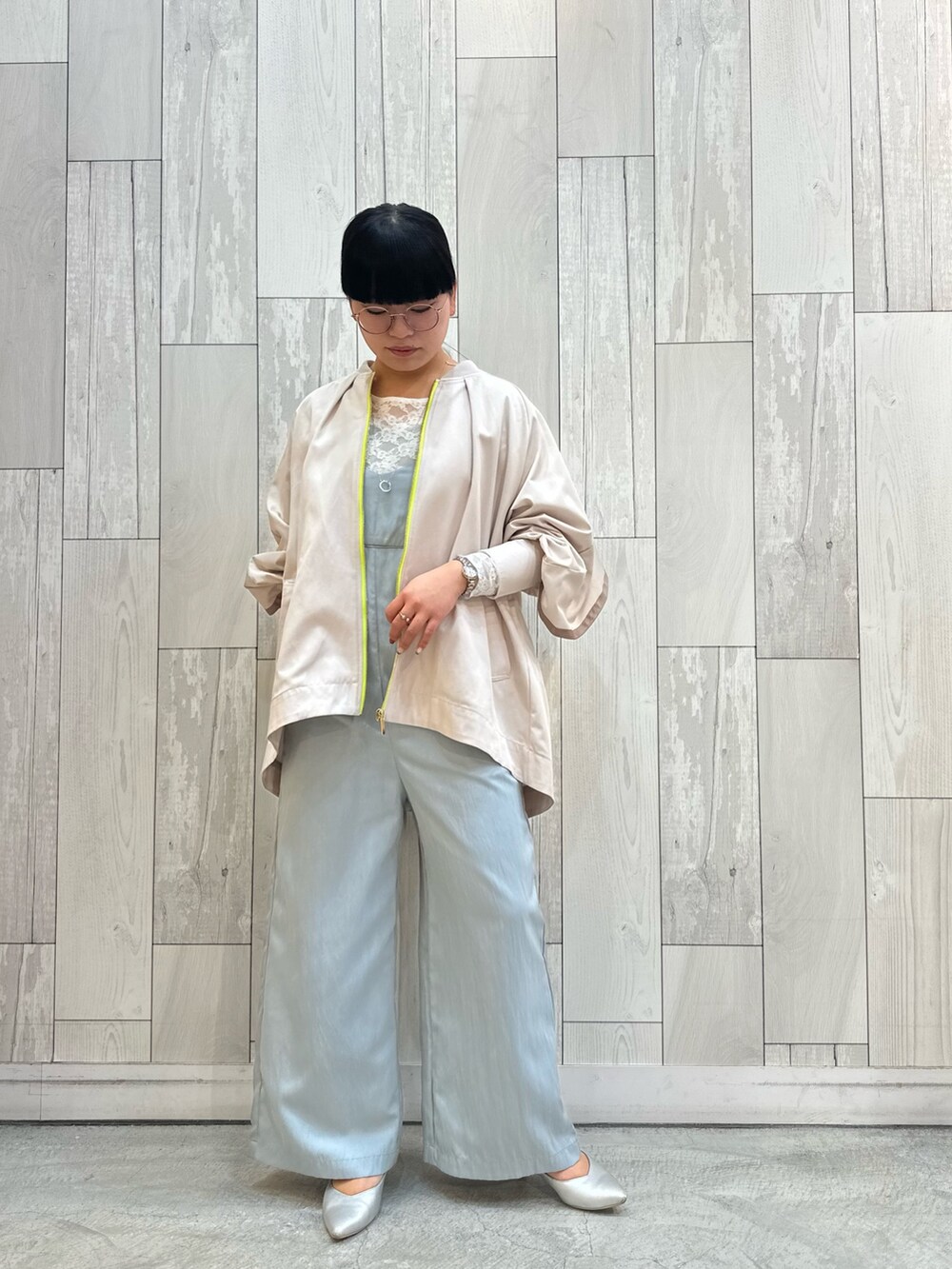 ベージュ系のブルゾン、ブルー系のサロペット/オーバーオールを着用したレディースの冬コーディネートの3枚目の写真