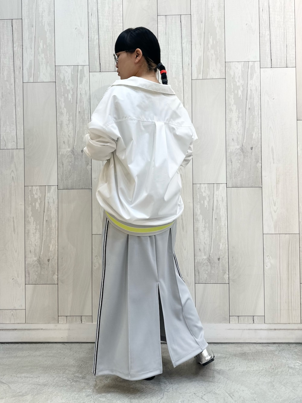 グレー系のスカート、ホワイト系のシャツ/ブラウス、ホワイト系のTシャツ/カットソーを着用したレディースの冬コーディネートの3枚目の写真