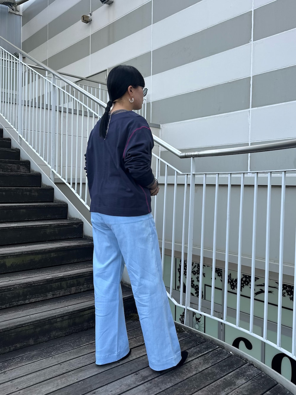 グレー系のTシャツ/カットソー、ブルー系のカーディガン/ボレロ、ブルー系のデニムパンツを着用したレディースの冬コーディネートの3枚目の写真