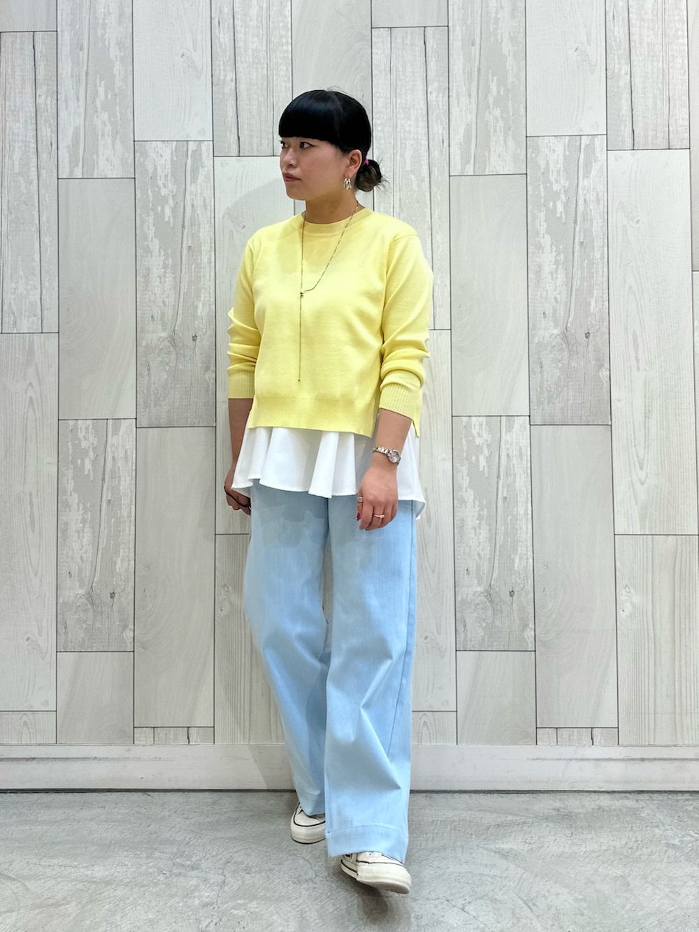 ブルー系のデニムパンツ、ホワイト系のスニーカーを着用したレディースの冬コーディネートの3枚目の写真