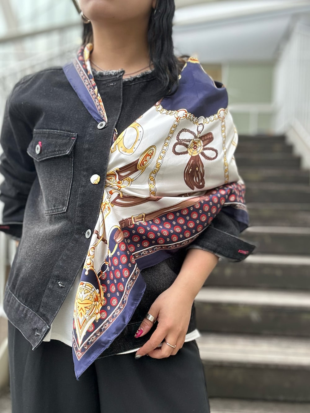 ホワイト系のTシャツ/カットソー、ブラック系のデニムジャケット、ブルー系のバンダナ/スカーフを着用したレディースの冬コーディネートの2枚目の写真