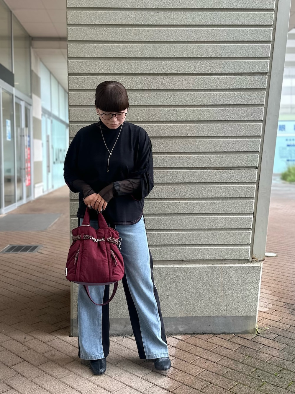 ブラック系のTシャツ/カットソー、ブラック系のその他トップス、ブラック系のスウェットパンツを着用したレディースの秋コーディネートの3枚目の写真