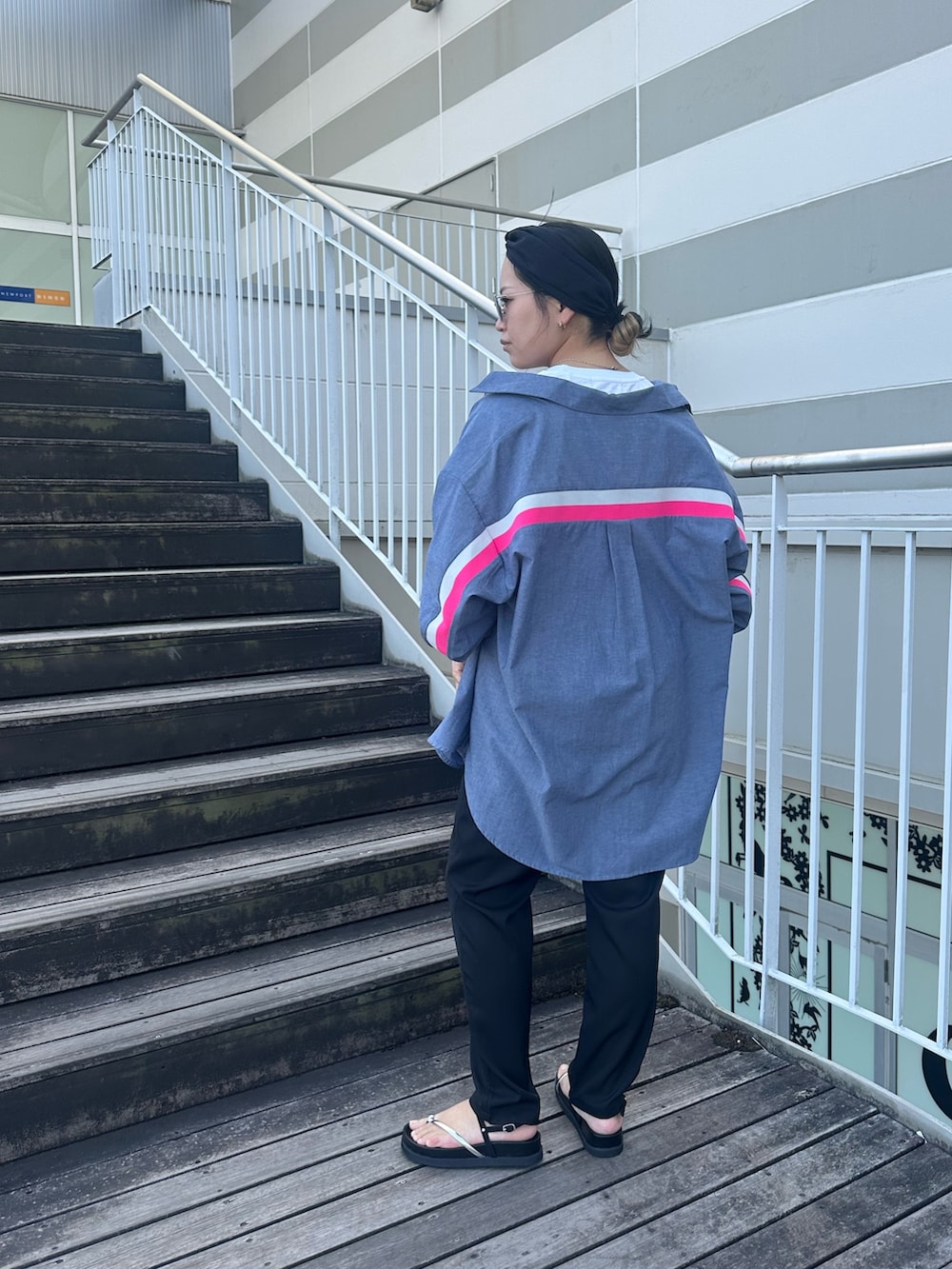 ブルー系のシャツ/ブラウス、ホワイト系のTシャツ/カットソー、ブラック系のその他パンツを着用したレディースの春コーディネートの4枚目の写真