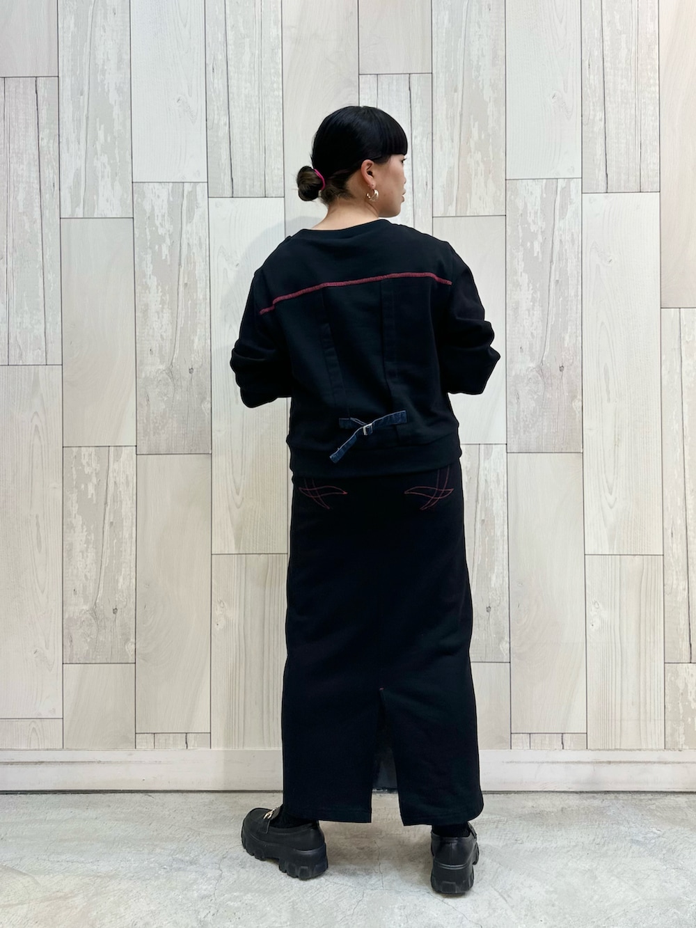 ブルー系のスウェット、ブルー系のスカートを着用したレディースの冬コーディネートの4枚目の写真