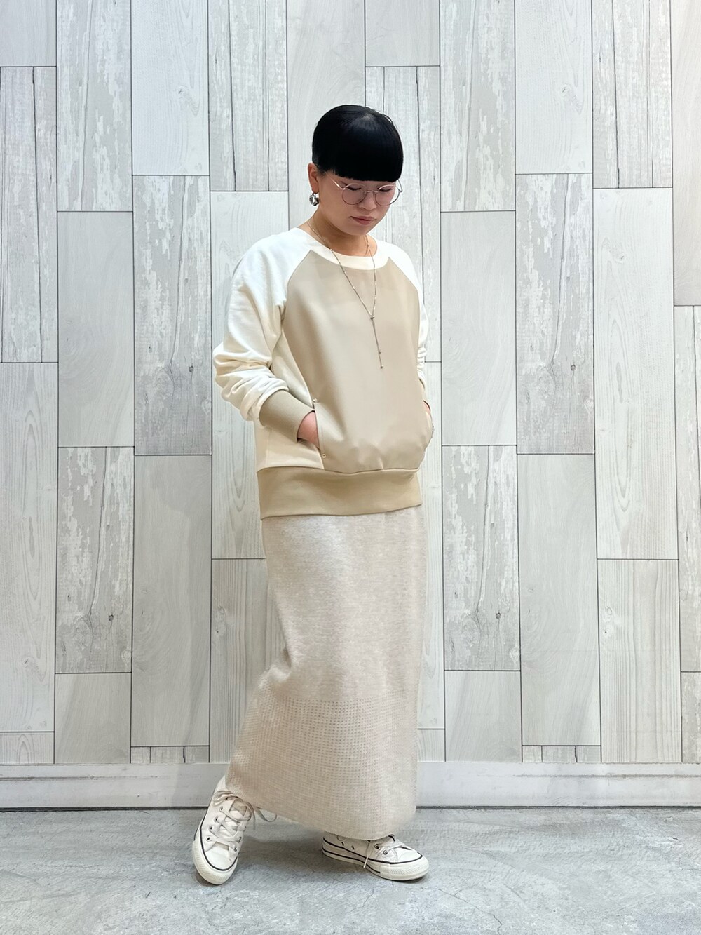 ベージュ系のスカート、ベージュ系のスウェット、その他のスニーカーを着用したレディースの冬コーディネートの3枚目の写真