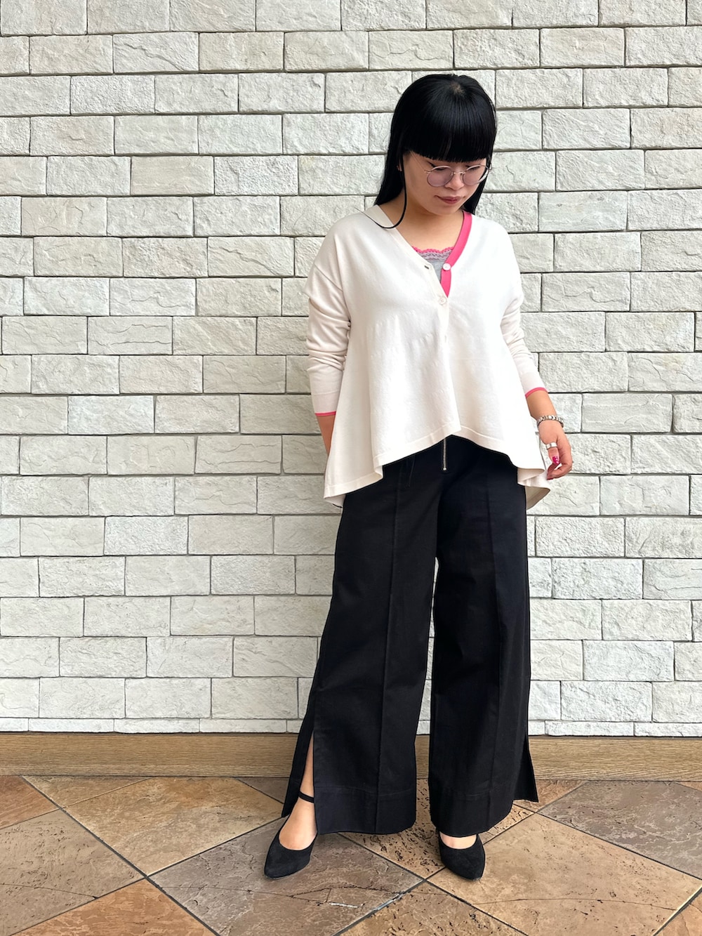 ベージュ系のカーディガン/ボレロ、ブラック系のその他パンツを着用したレディースの冬コーディネートの2枚目の写真