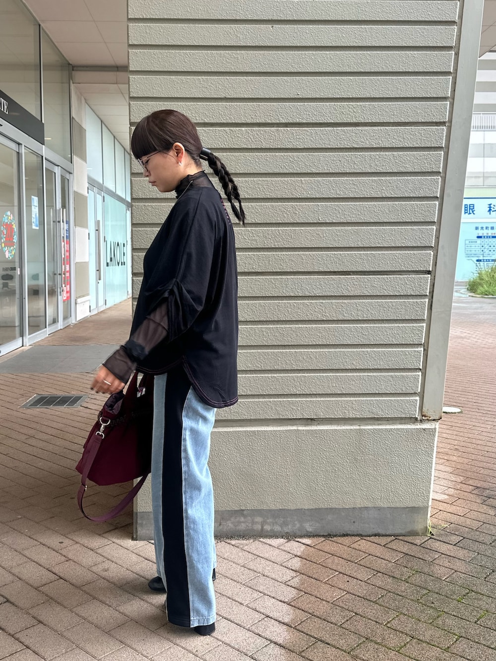 ブラック系のTシャツ/カットソー、ブラック系のその他トップス、ブラック系のスウェットパンツを着用したレディースの秋コーディネートの4枚目の写真