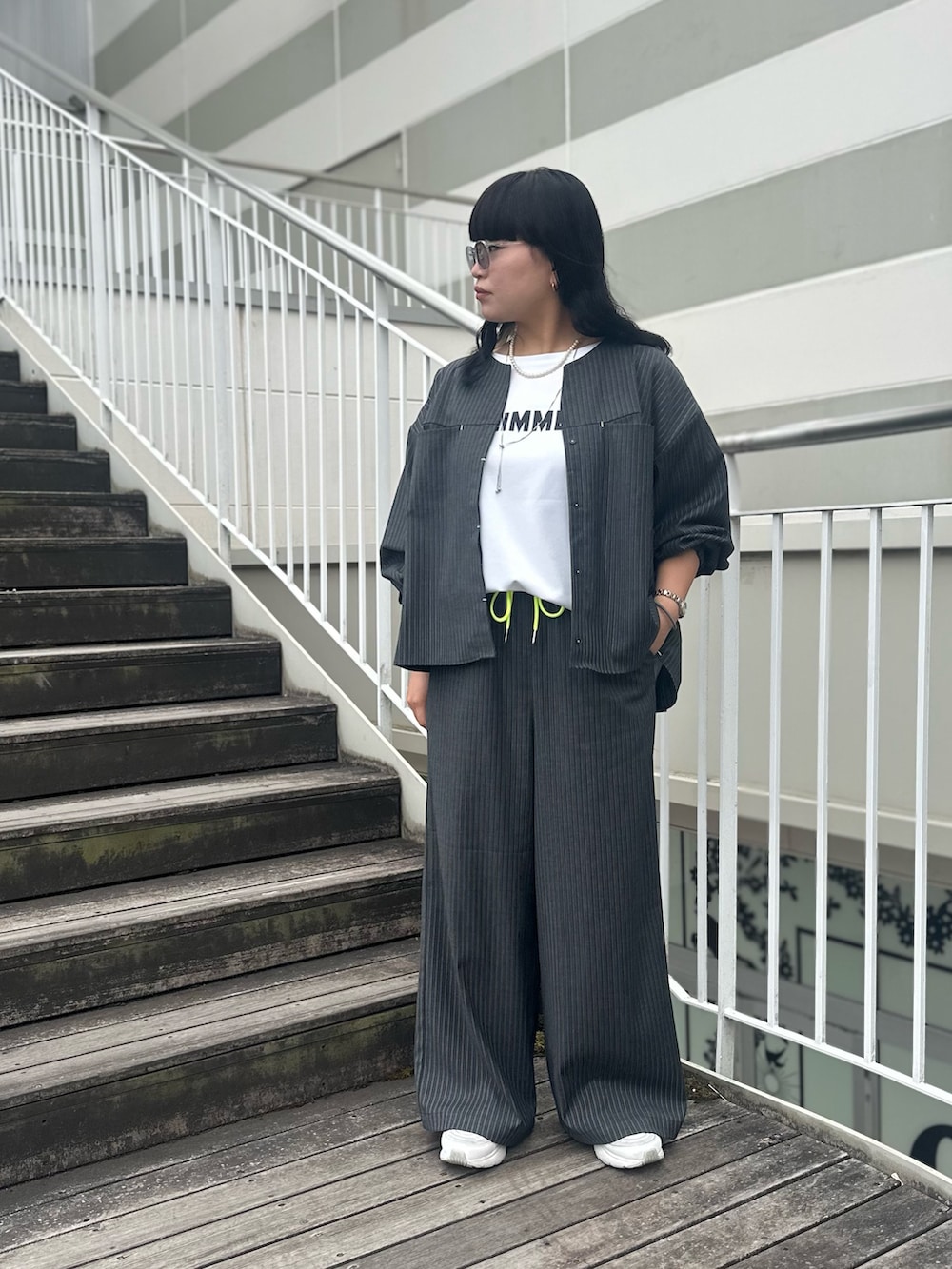 グレー系のその他パンツ、ホワイト系のTシャツ/カットソー、グレー系のノーカラージャケットを着用したレディースの春コーディネートの2枚目の写真