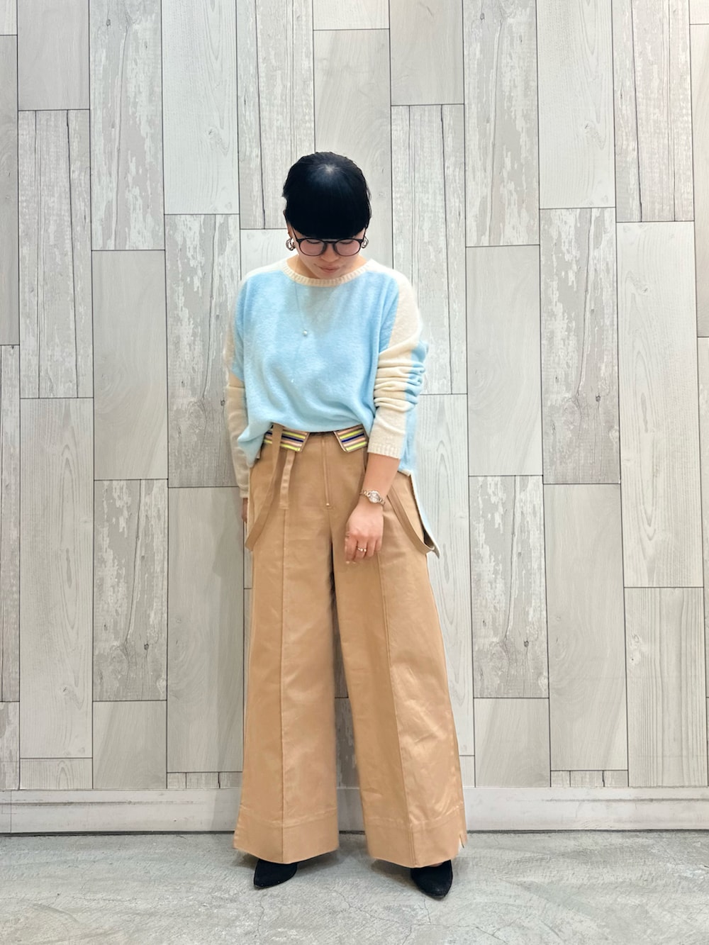 ブルー系のニット/セーター、ベージュ系のその他パンツを着用したレディースの冬コーディネートの2枚目の写真