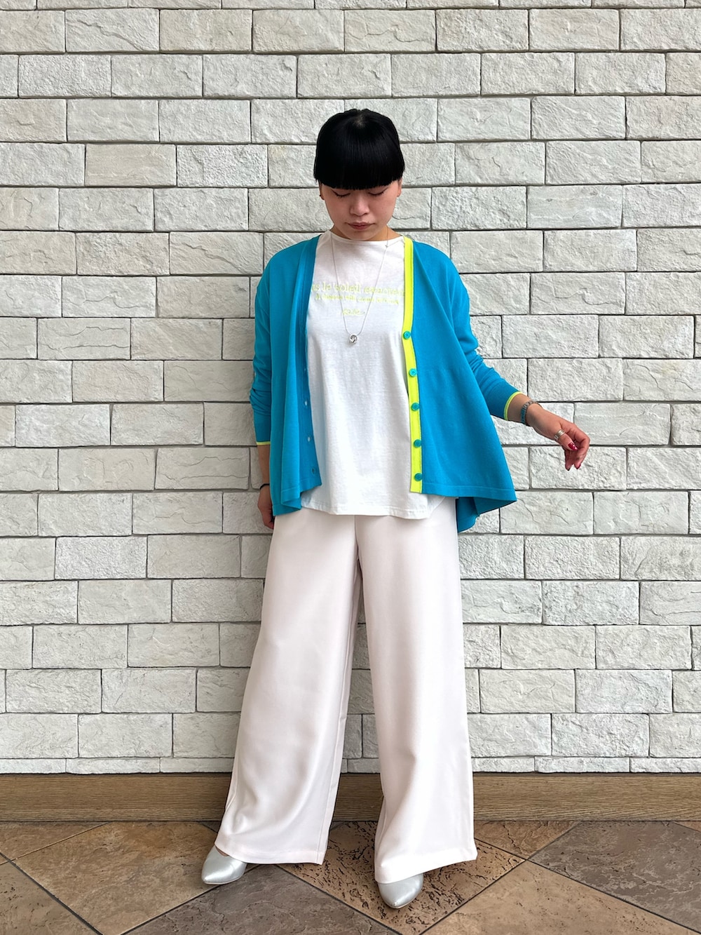 ブルー系のカーディガン/ボレロ、ホワイト系のTシャツ/カットソー、ホワイト系のその他パンツを着用したレディースの冬コーディネートの2枚目の写真