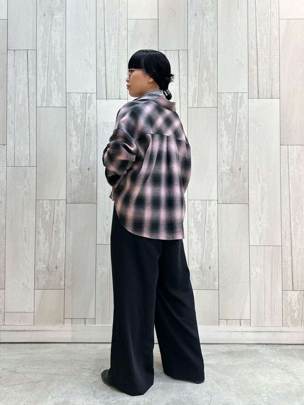 ピンク系のシャツ/ブラウスを着用したレディースの秋コーディネートの5枚目の写真