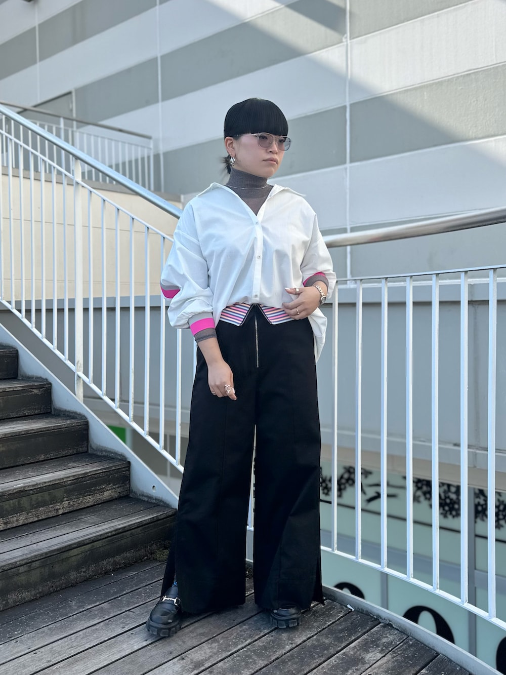 ホワイト系のシャツ/ブラウス、グレー系のTシャツ/カットソー、ブラック系のその他パンツを着用したレディースの冬コーディネートの4枚目の写真