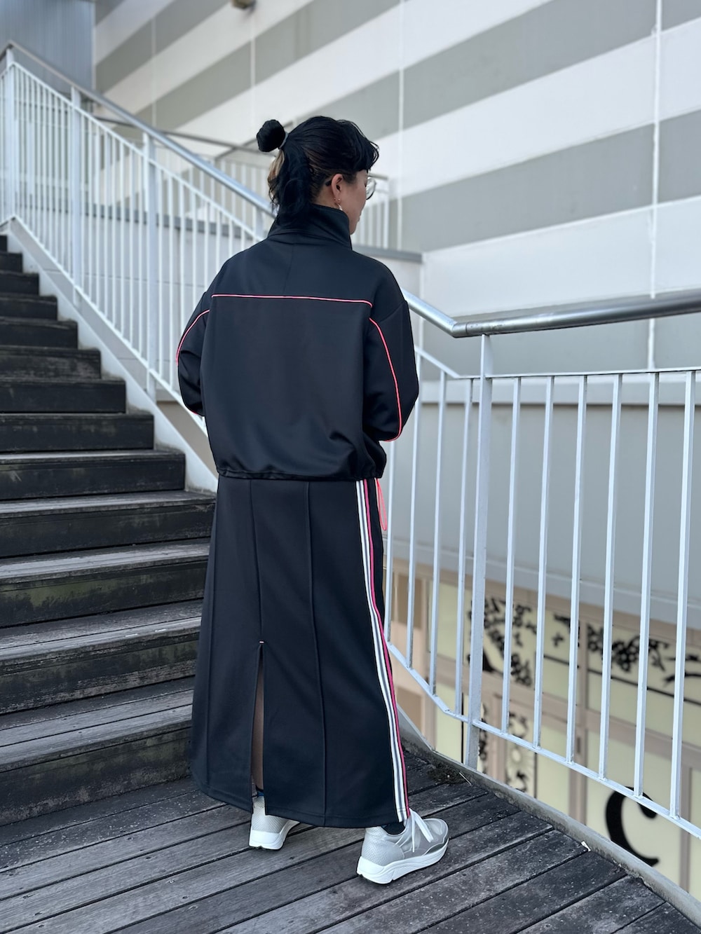 ブラック系のその他アウター、ブラック系のスカート、シルバー系のスニーカーを着用したレディースの冬コーディネートの3枚目の写真