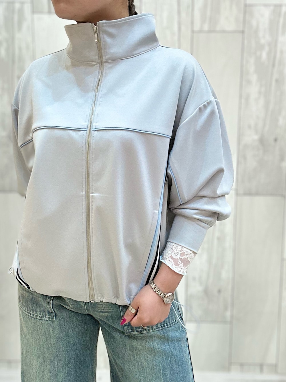 グレー系のその他アウター、ホワイト系のTシャツ/カットソー、ブルー系のデニムパンツを着用したレディースの冬コーディネートの3枚目の写真