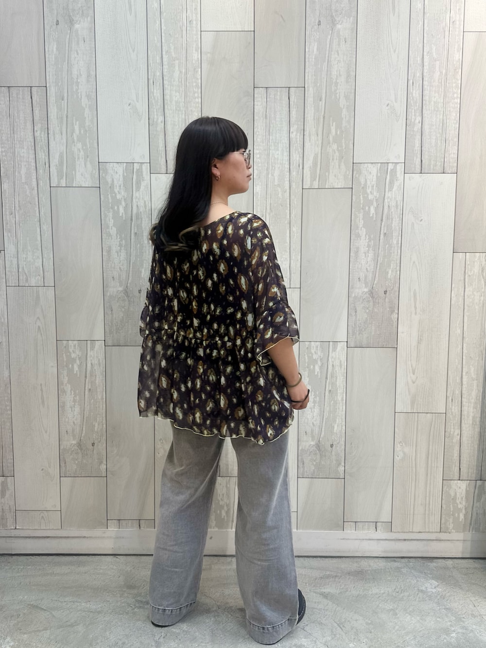 パープル系のシャツ/ブラウス、グレー系のデニムパンツ、ブラック系のトートバッグを着用したレディースの夏コーディネートの4枚目の写真