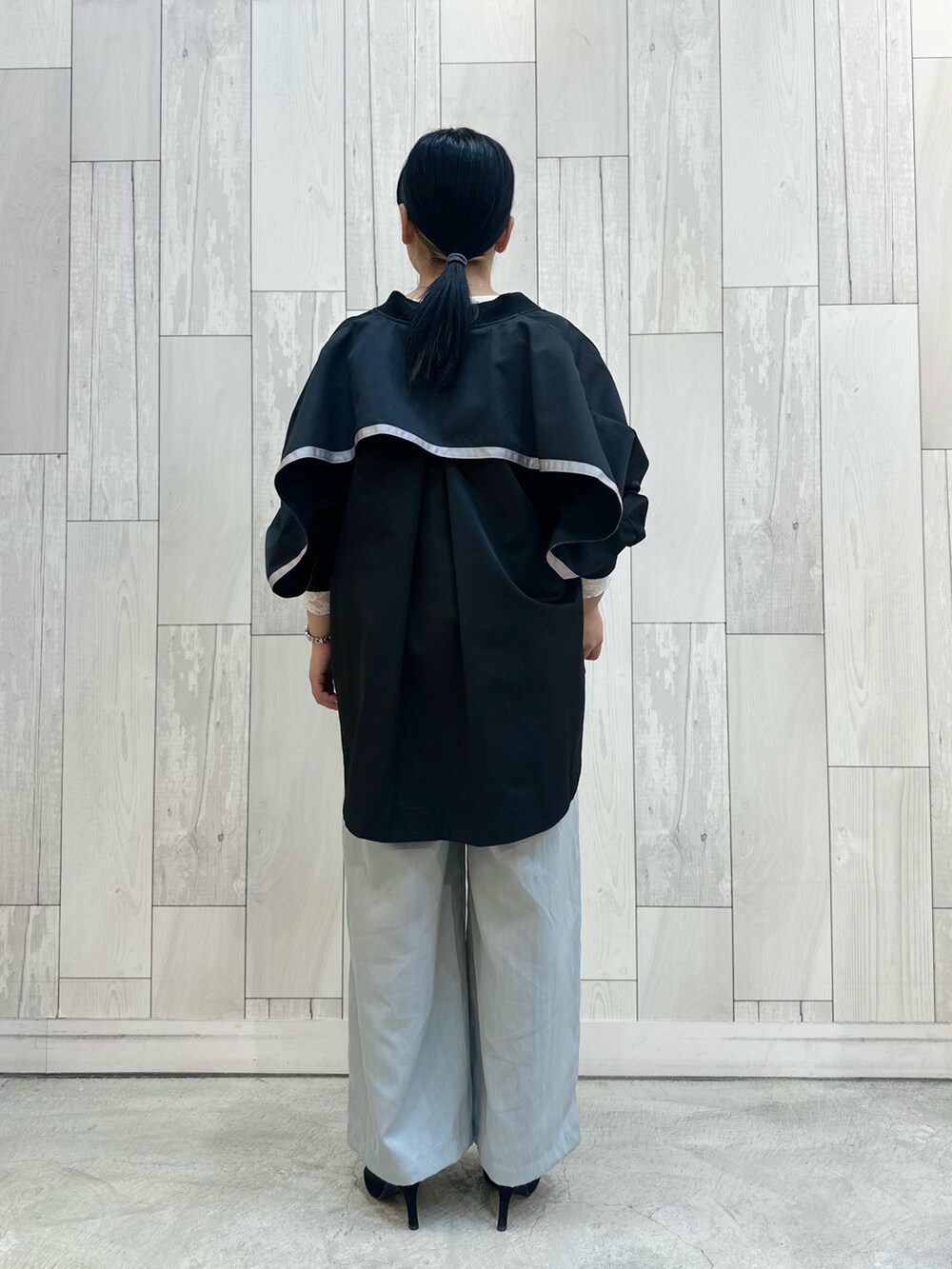 ブラック系のブルゾン、ブルー系のサロペット/オーバーオールを着用したレディースの冬コーディネートの2枚目の写真