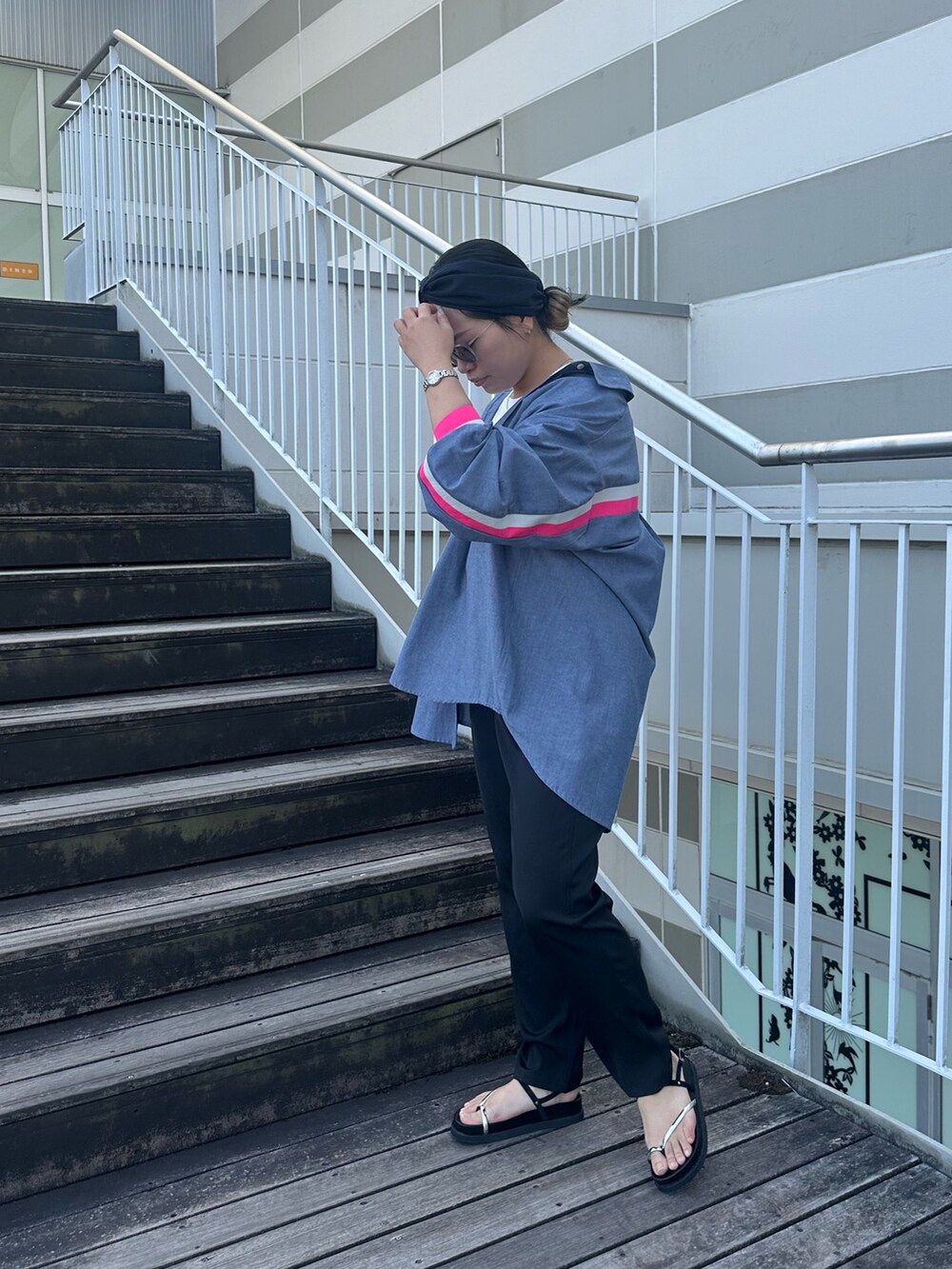 ブルー系のシャツ/ブラウス、ホワイト系のTシャツ/カットソー、ブラック系のその他パンツを着用したレディースの春コーディネートの3枚目の写真