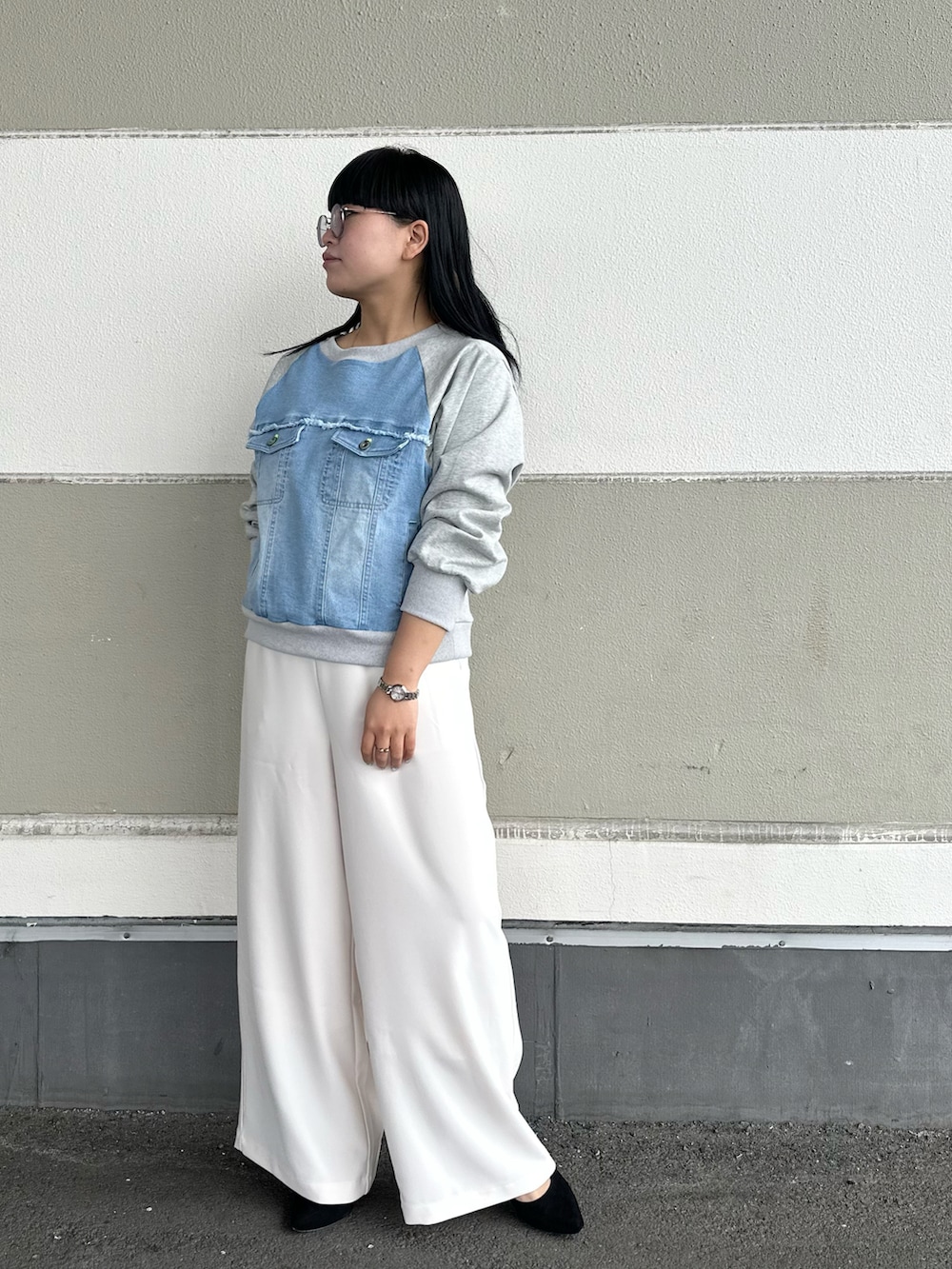 ブルー系のスウェット、ホワイト系のその他パンツを着用したレディースの冬コーディネートの2枚目の写真