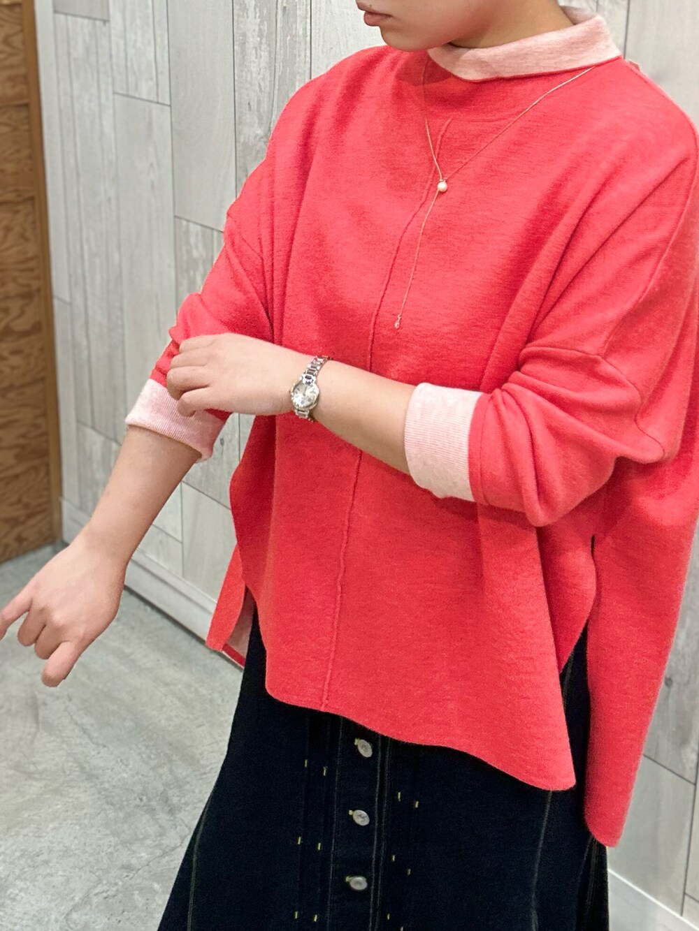 ブルー系のデニムスカート、ホワイト系のブーツ、ベージュ系のトートバッグを着用したレディースの秋コーディネートの3枚目の写真