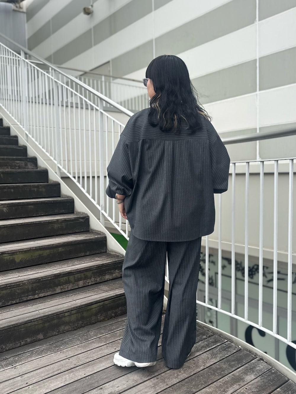 グレー系のその他パンツ、ホワイト系のTシャツ/カットソー、グレー系のノーカラージャケットを着用したレディースの春コーディネートの6枚目の写真