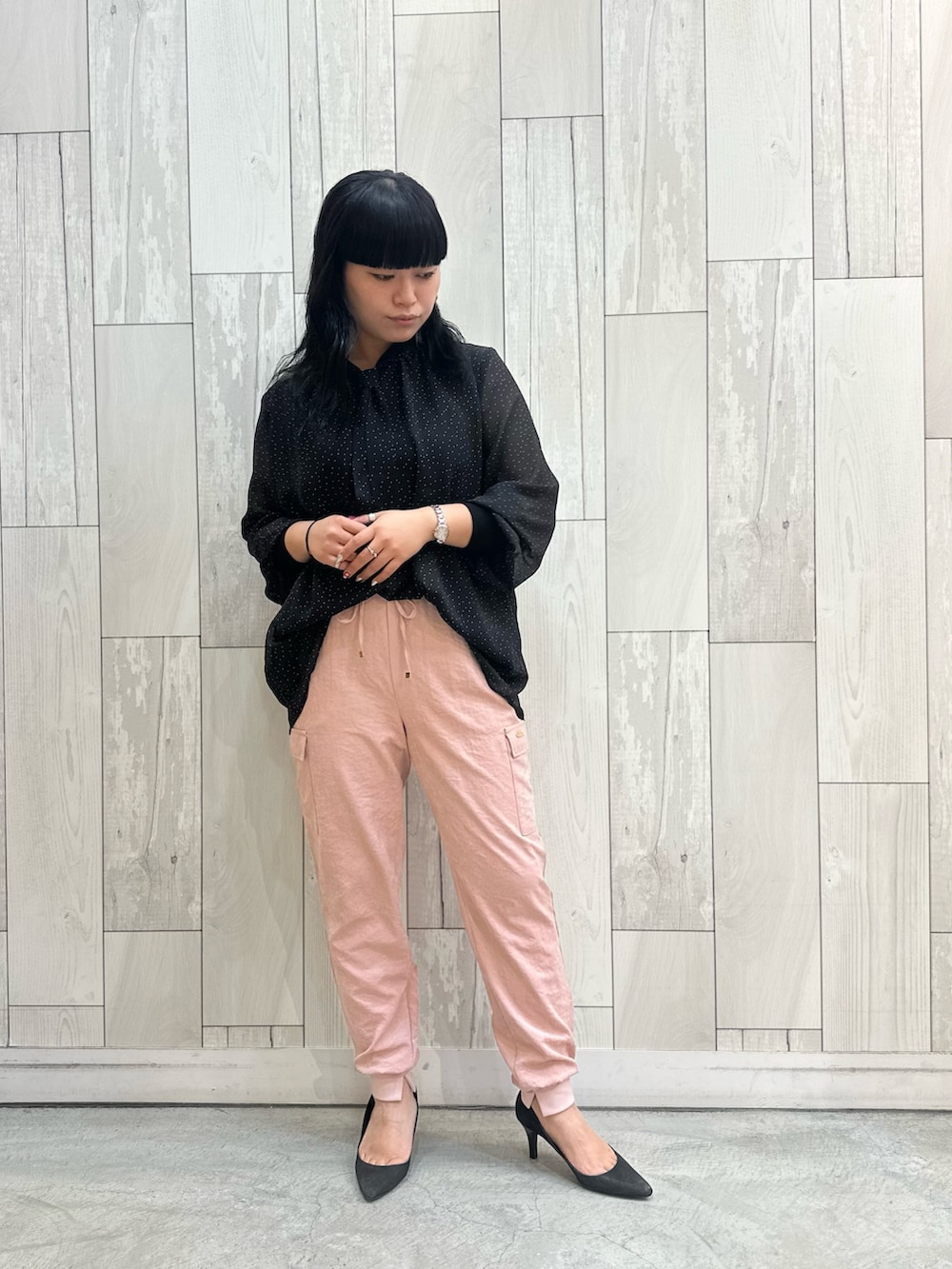 その他のシャツ/ブラウス、ピンク系のその他パンツを着用したレディースの冬コーディネートの2枚目の写真