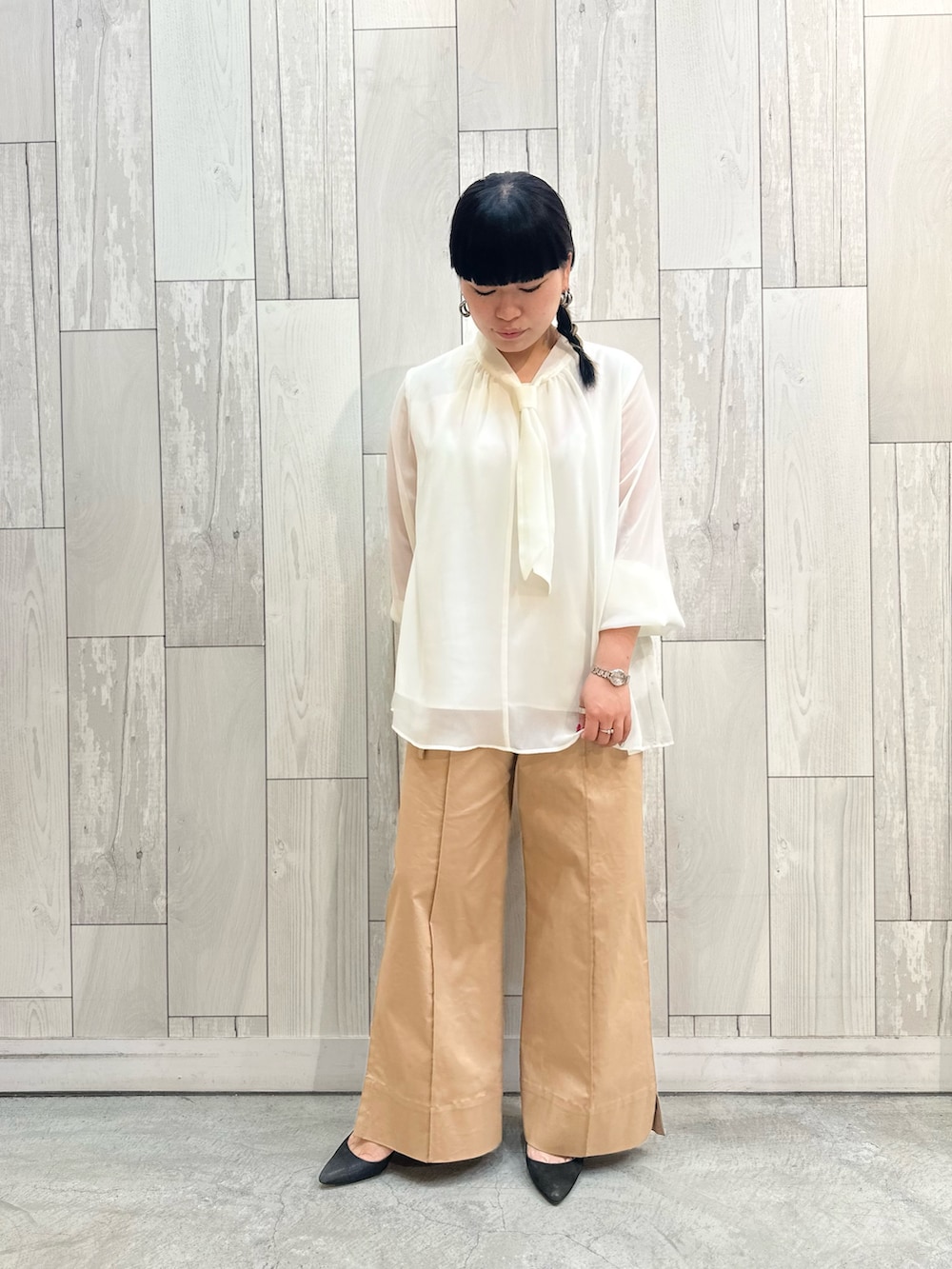 ホワイト系のシャツ/ブラウス、ベージュ系のその他パンツを着用したレディースの冬コーディネートの2枚目の写真