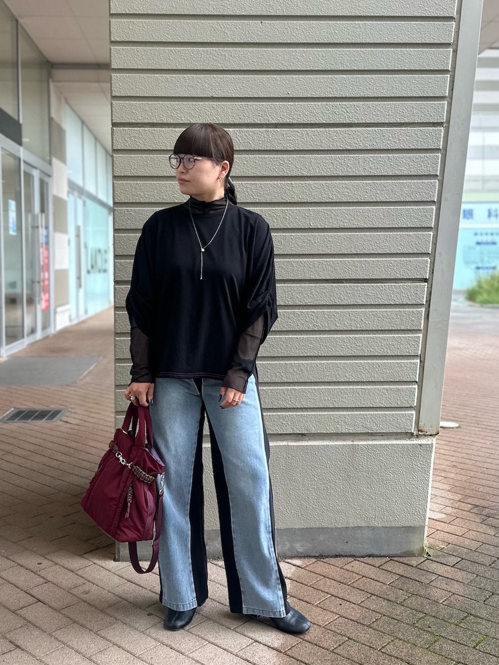 ブラック系のTシャツ/カットソー、ブラック系のその他トップス、ブラック系のスウェットパンツを着用したレディースの秋コーディネートの2枚目の写真