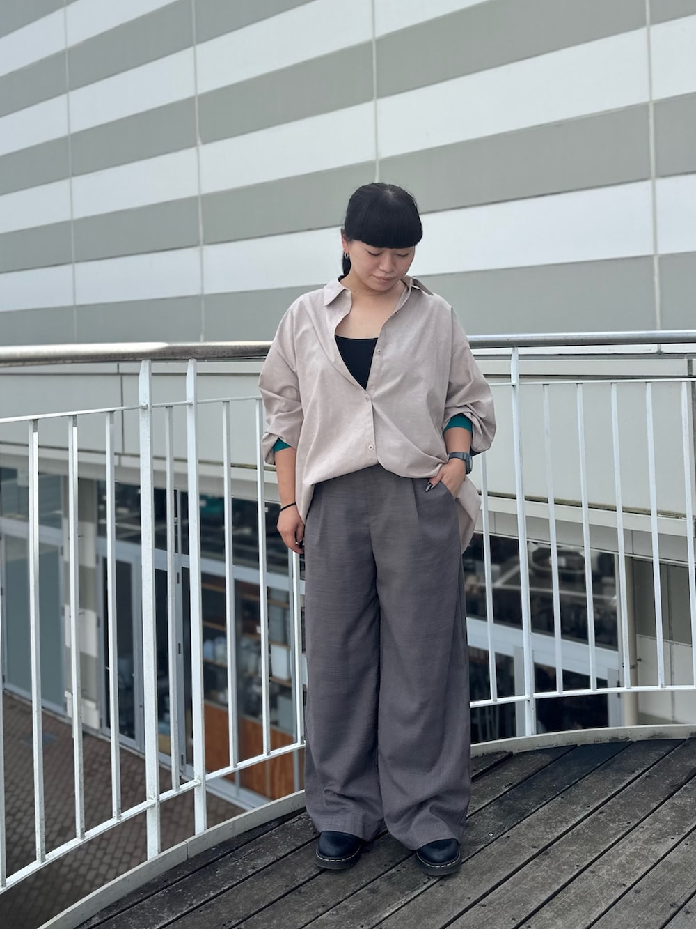 ベージュ系のシャツ/ブラウス、ブラウン系のその他パンツ、ブラック系のシューズを着用したレディースの秋コーディネートの2枚目の写真