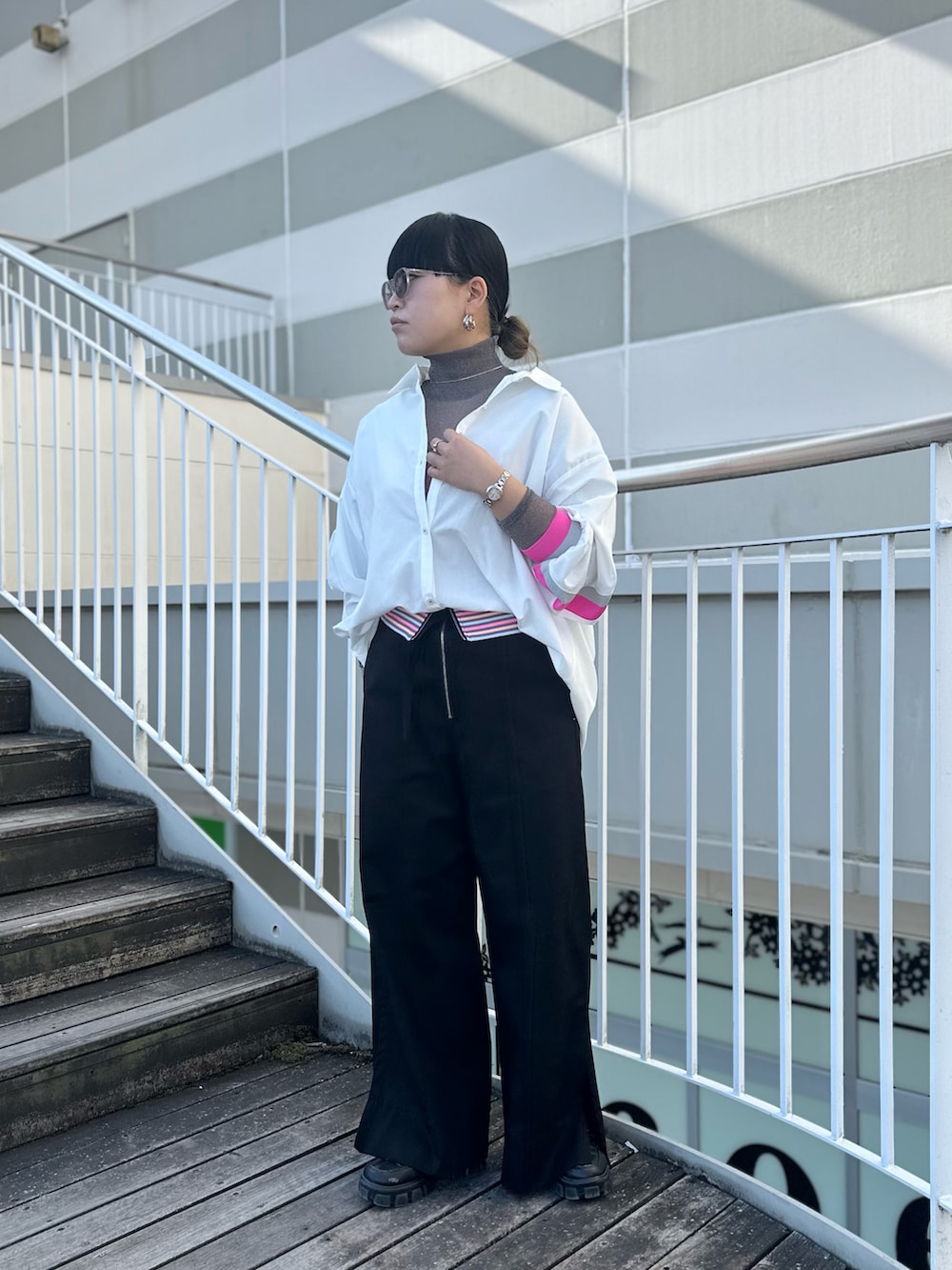 ホワイト系のシャツ/ブラウス、グレー系のTシャツ/カットソー、ブラック系のその他パンツを着用したレディースの冬コーディネートの3枚目の写真