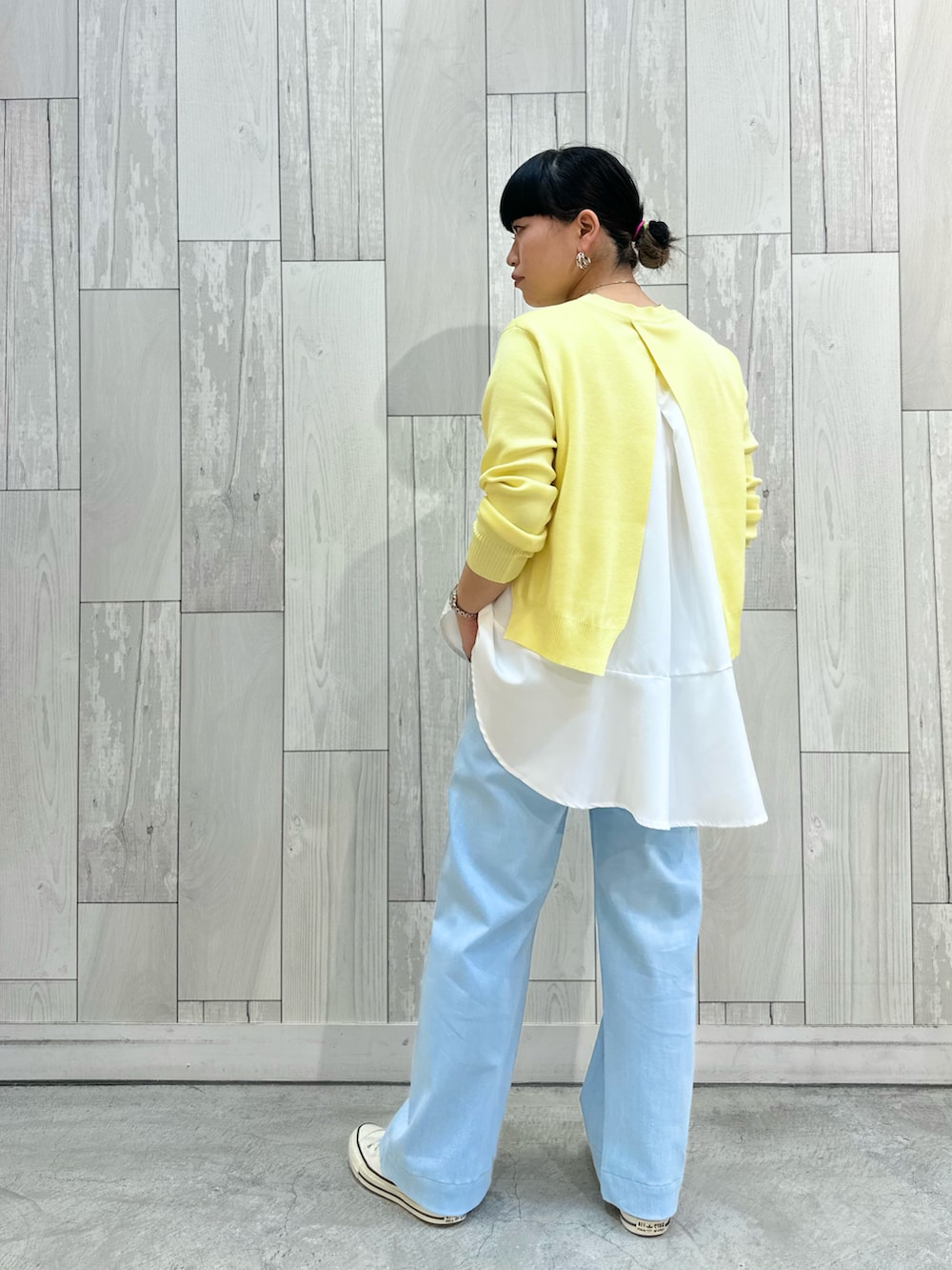 ブルー系のデニムパンツ、ホワイト系のスニーカーを着用したレディースの冬コーディネートの4枚目の写真