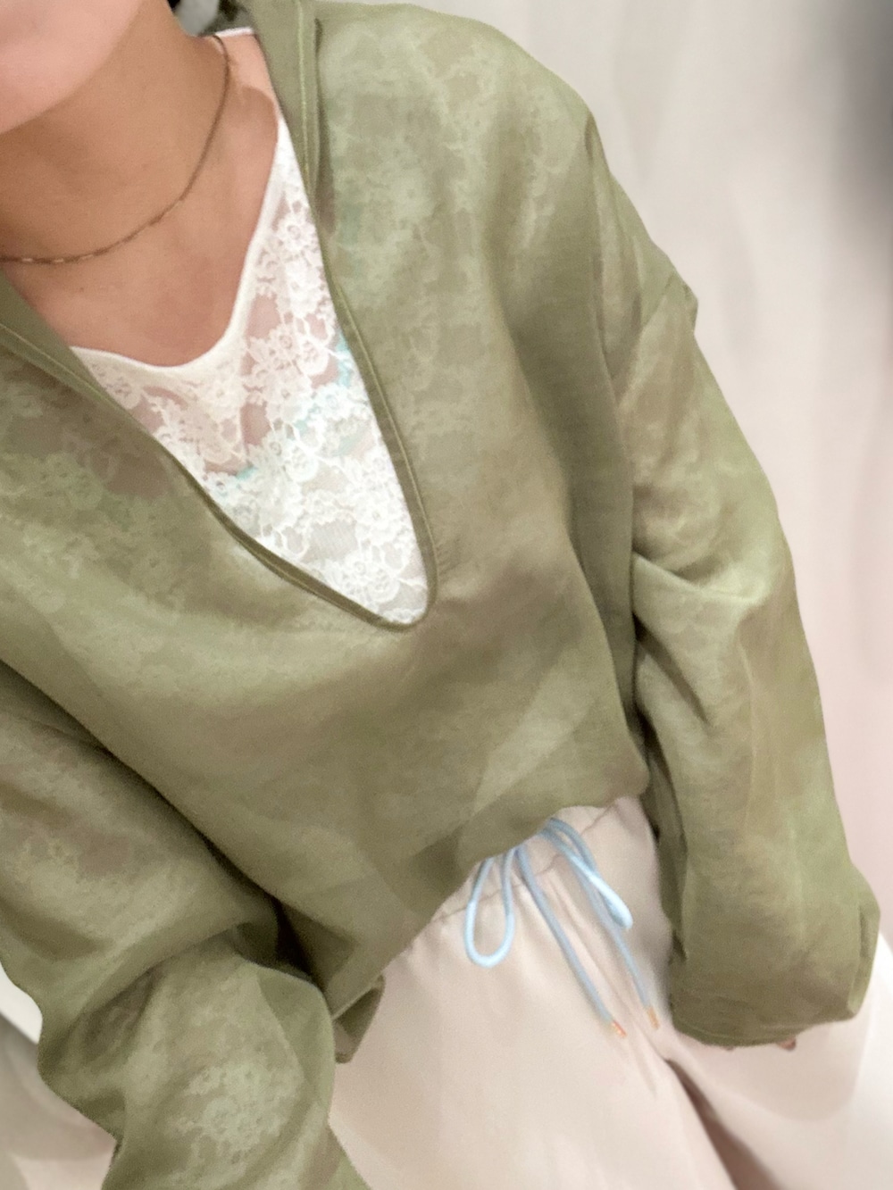 ホワイト系のTシャツ/カットソー、グリーン系のシャツ/ブラウス、ホワイト系のその他パンツを着用したレディースの冬コーディネートの3枚目の写真