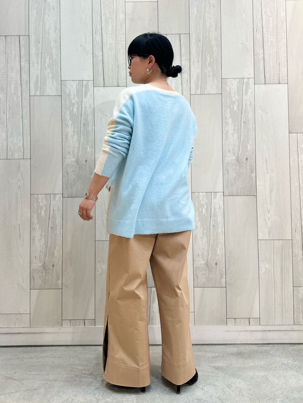 ブルー系のニット/セーター、ベージュ系のその他パンツを着用したレディースの冬コーディネートの3枚目の写真