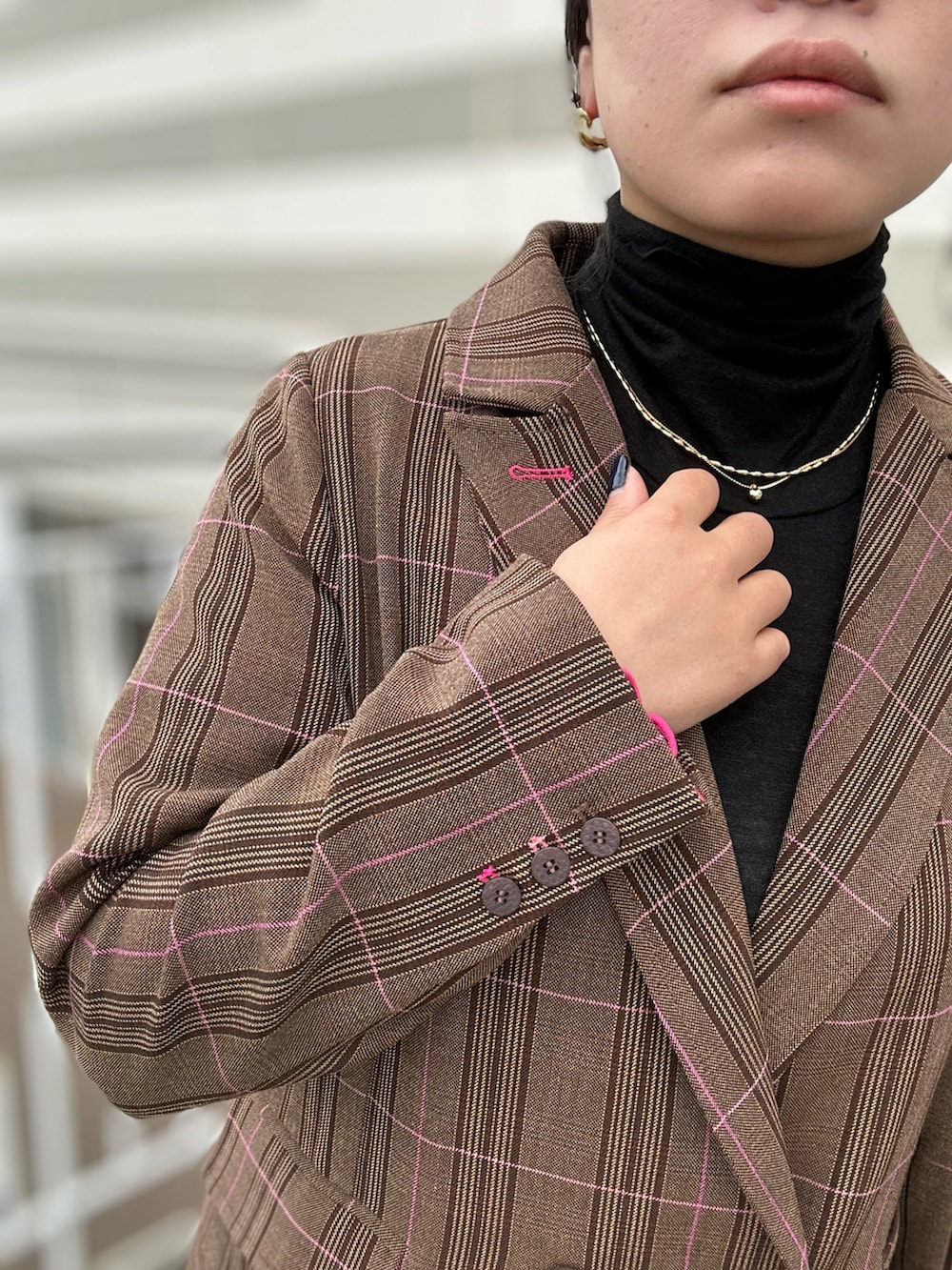 ブラック系のTシャツ/カットソー、ブラウン系のテーラードジャケット、ブルー系のデニムパンツを着用したレディースの秋コーディネートの3枚目の写真