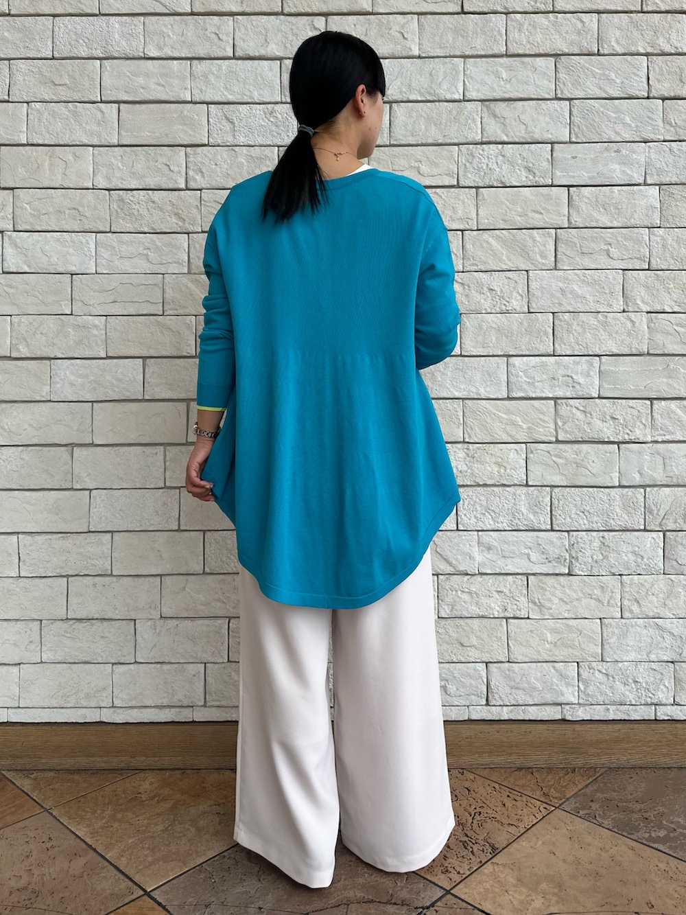 ブルー系のカーディガン/ボレロ、ホワイト系のTシャツ/カットソー、ホワイト系のその他パンツを着用したレディースの冬コーディネートの3枚目の写真