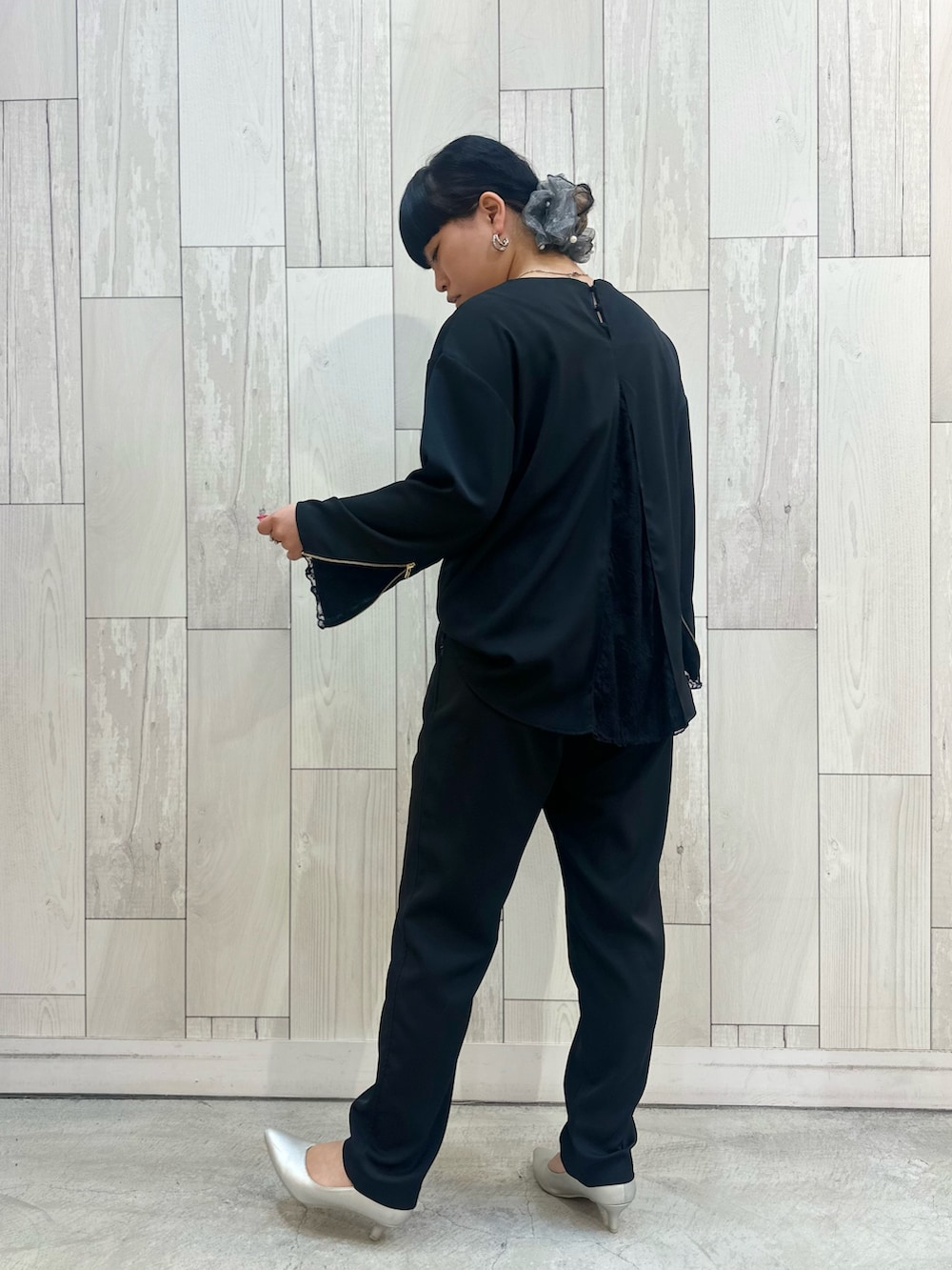 ブラック系のシャツ/ブラウス、ブラック系のその他パンツを着用したレディースの冬コーディネートの4枚目の写真