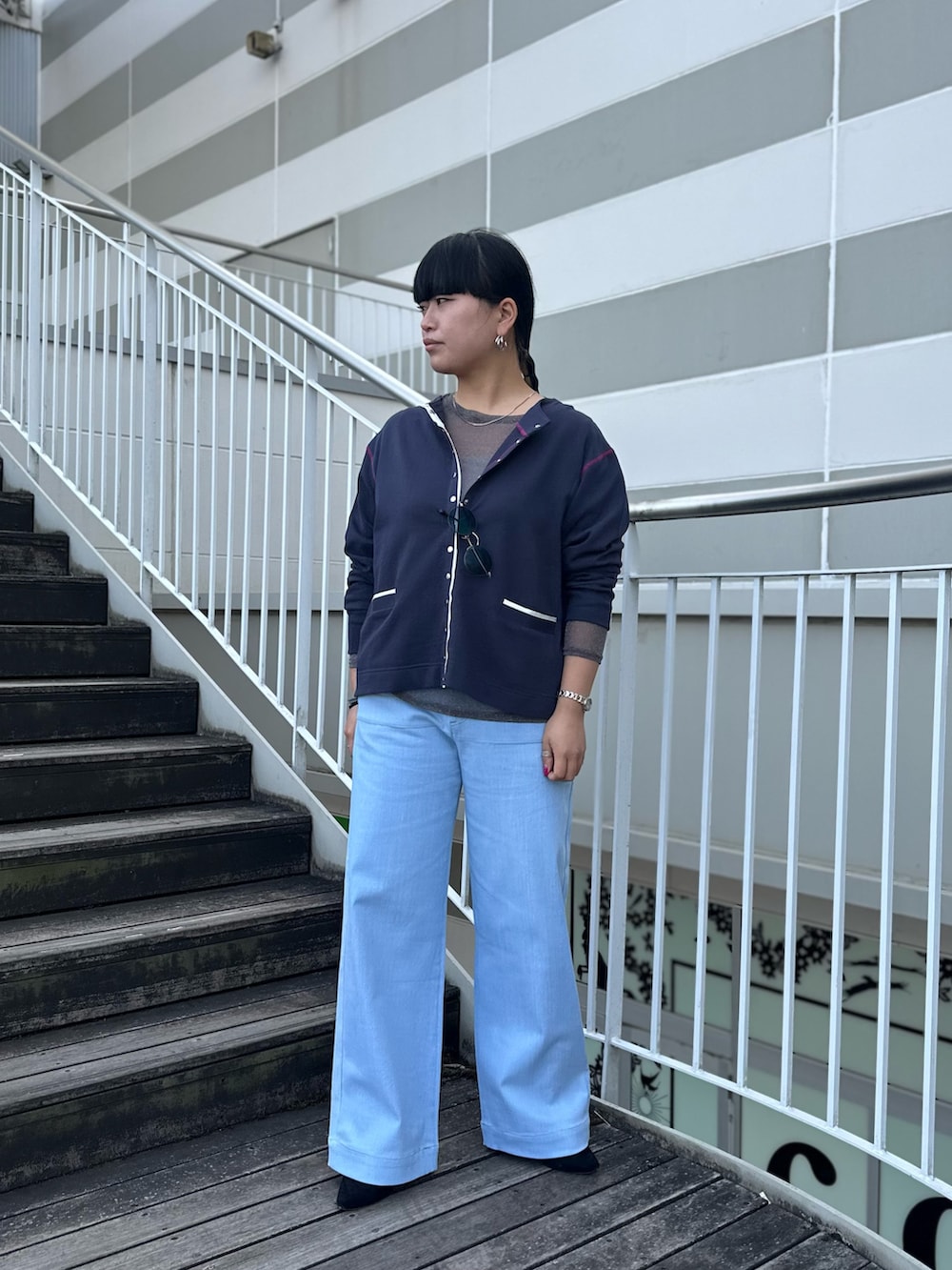 グレー系のTシャツ/カットソー、ブルー系のカーディガン/ボレロ、ブルー系のデニムパンツを着用したレディースの冬コーディネートの2枚目の写真