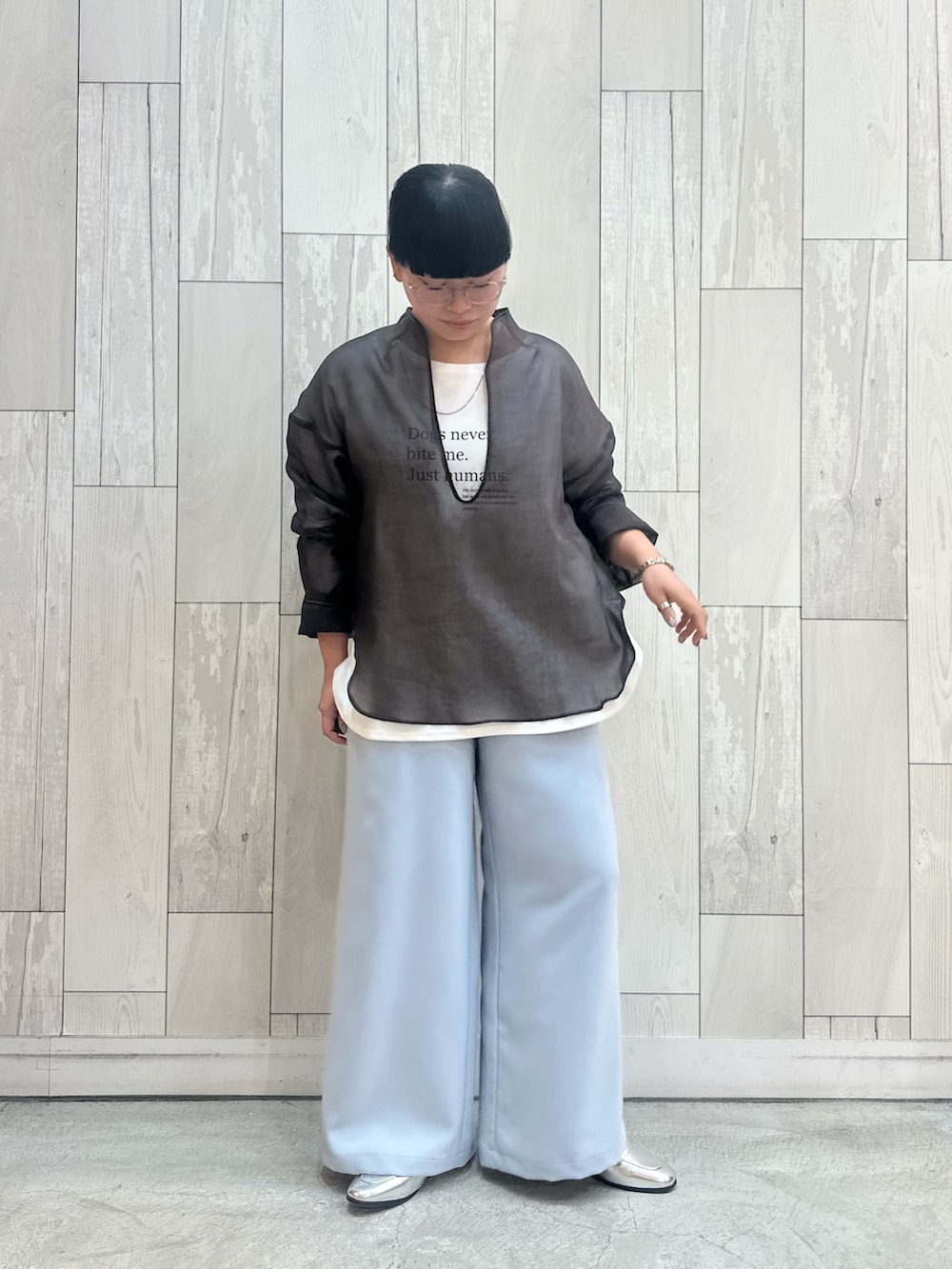 ホワイト系のその他パンツ、ホワイト系のTシャツ/カットソー、ブラウン系のシャツ/ブラウスを着用したレディースの冬コーディネートの2枚目の写真