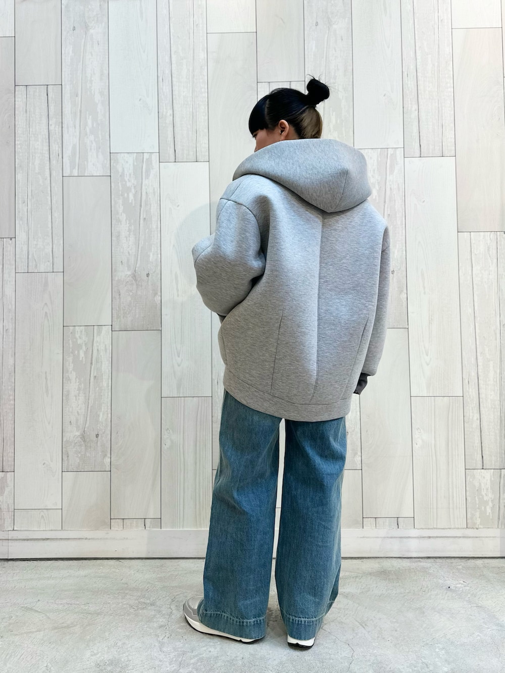 ブルー系のデニムジャケット、ホワイト系のTシャツ/カットソー、ブルー系のデニムパンツを着用したレディースの冬コーディネートの3枚目の写真