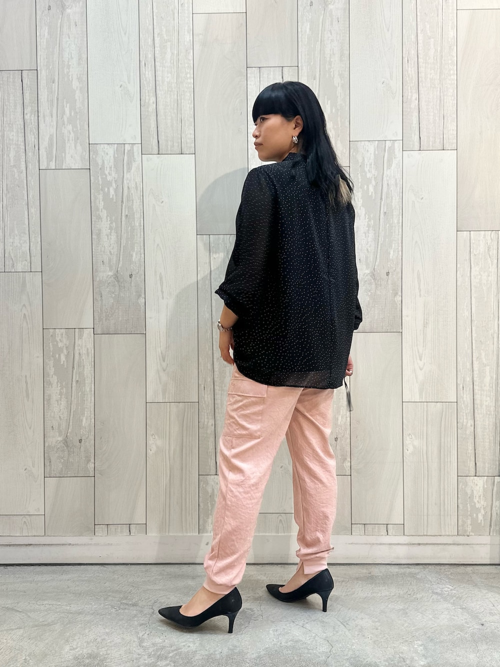 その他のシャツ/ブラウス、ピンク系のその他パンツを着用したレディースの冬コーディネートの4枚目の写真