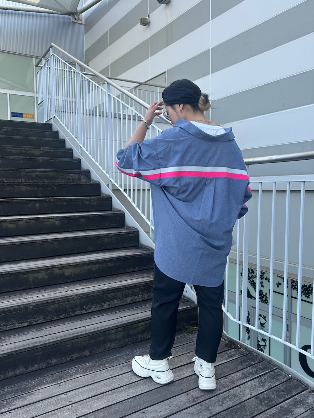 ブルー系のシャツ/ブラウス、ホワイト系のTシャツ/カットソー、ブラック系のその他パンツを着用したレディースの春コーディネートの5枚目の写真