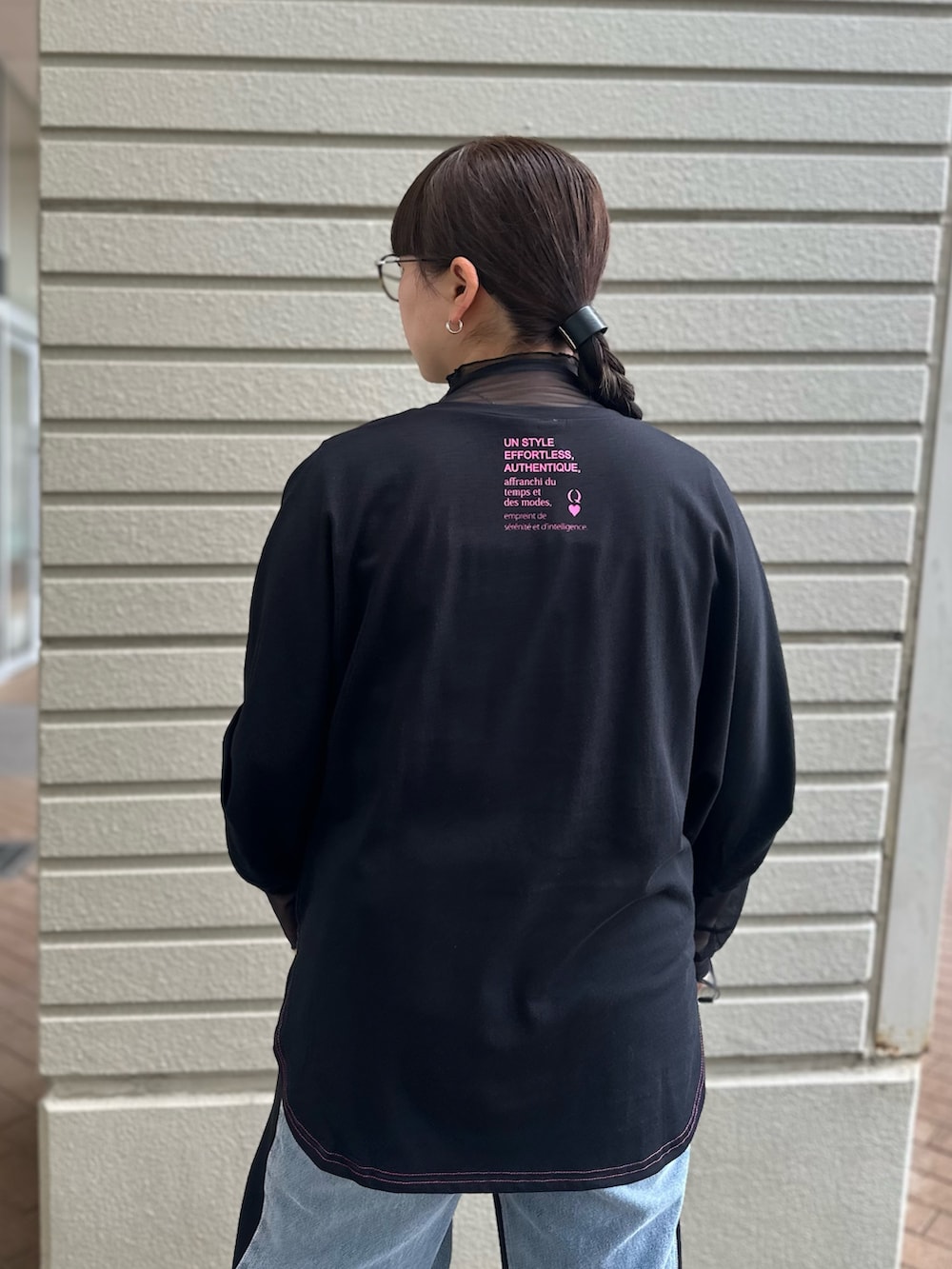 ブラック系のTシャツ/カットソー、ブラック系のその他トップス、ブラック系のスウェットパンツを着用したレディースの秋コーディネートの5枚目の写真