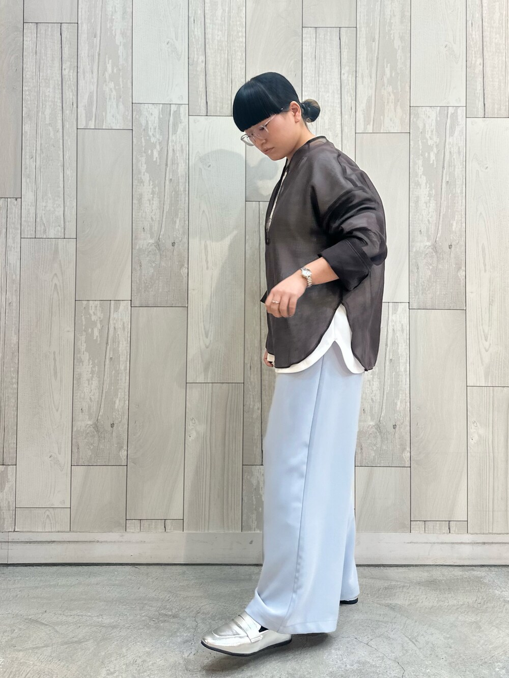 ホワイト系のその他パンツ、ホワイト系のTシャツ/カットソー、ブラウン系のシャツ/ブラウスを着用したレディースの冬コーディネートの3枚目の写真