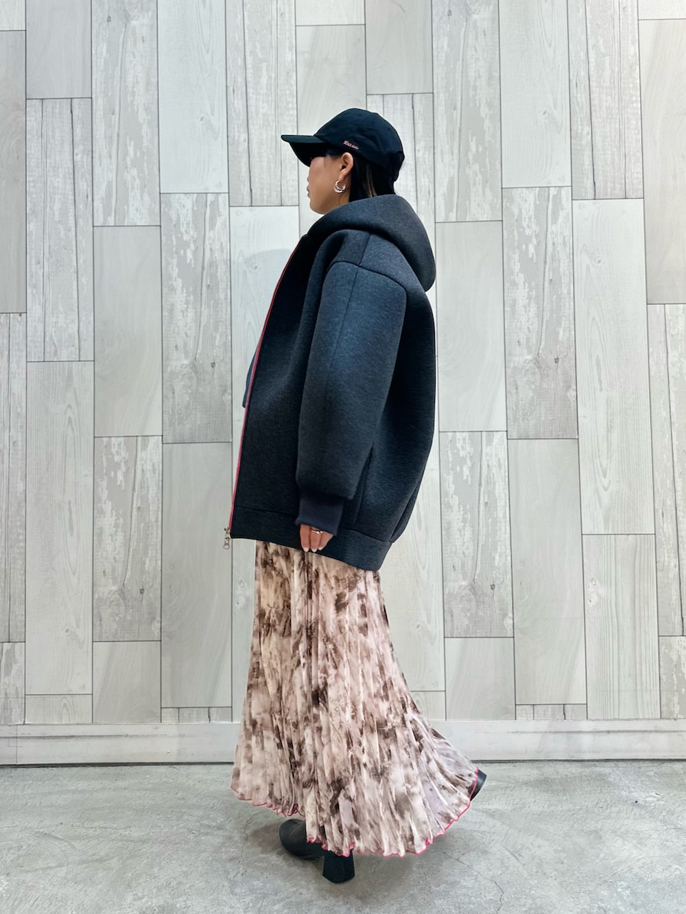 ベージュ系のスカート、ブルー系のシャツ/ブラウス、ブラック系のキャップを着用したレディースの冬コーディネートの2枚目の写真