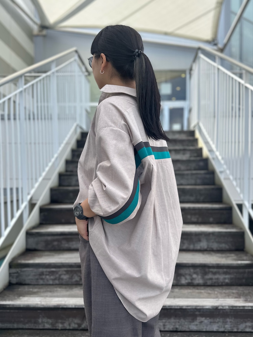 ベージュ系のシャツ/ブラウス、ブラウン系のその他パンツ、ブラック系のシューズを着用したレディースの秋コーディネートの4枚目の写真