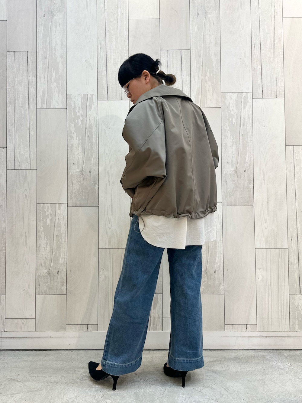 ホワイト系のシャツ/ブラウス、グリーン系のマウンテンパーカー、イエロー系のタンクトップを着用したレディースの冬コーディネートの3枚目の写真